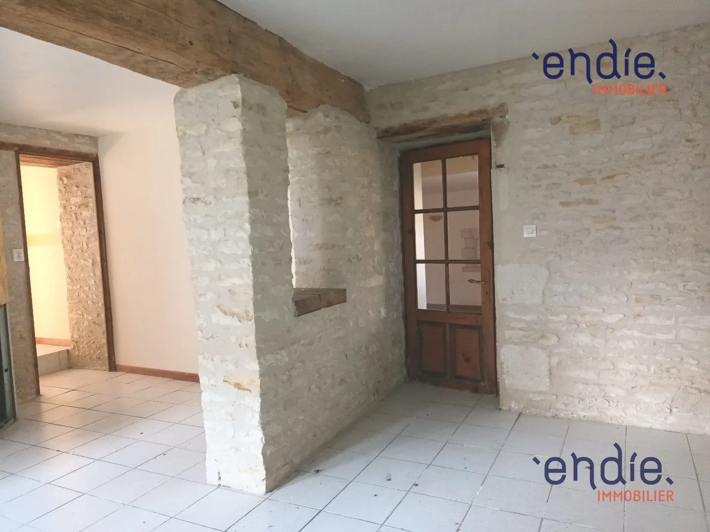 Maison en pierres avec 4 chambres, jardin et garage à Angliers
