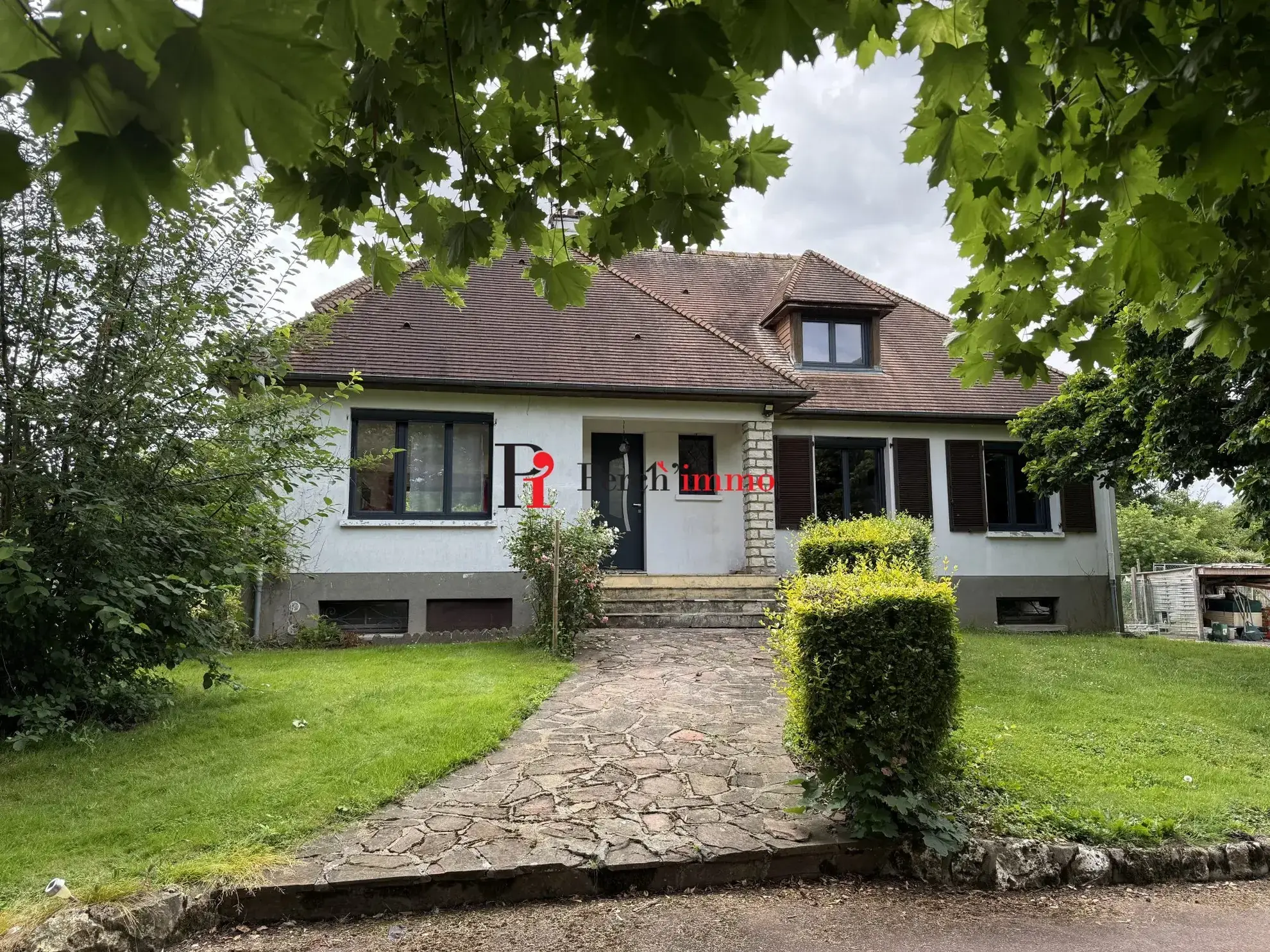 Grande maison avec sous-sol total et jardin de 4000 m² à Perche en Nocé