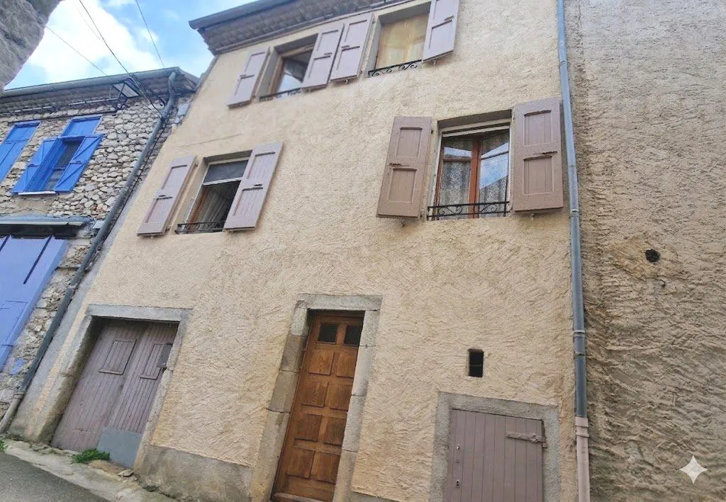 Maison de village en pierre de 87 m² à rénover avec jardin à Luc-en-Diois