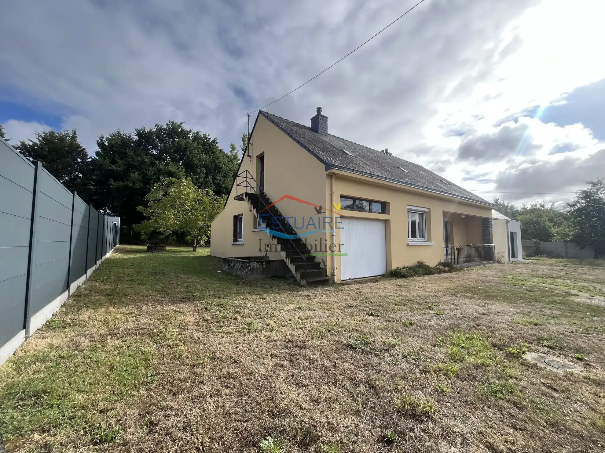 Maison à rénover avec grand potentiel d'évolution dans le village dongeois