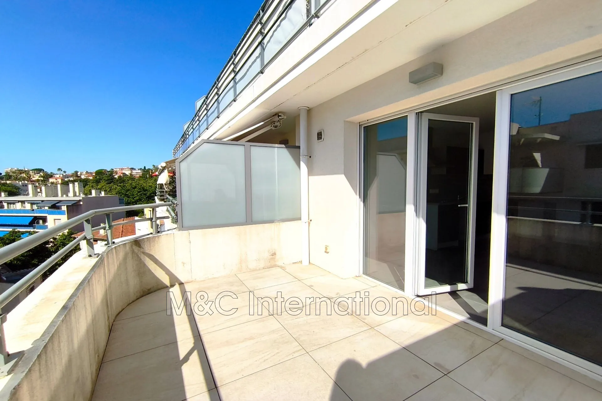 Studio à vendre à Antibes centre-ville avec terrasse et parking possible