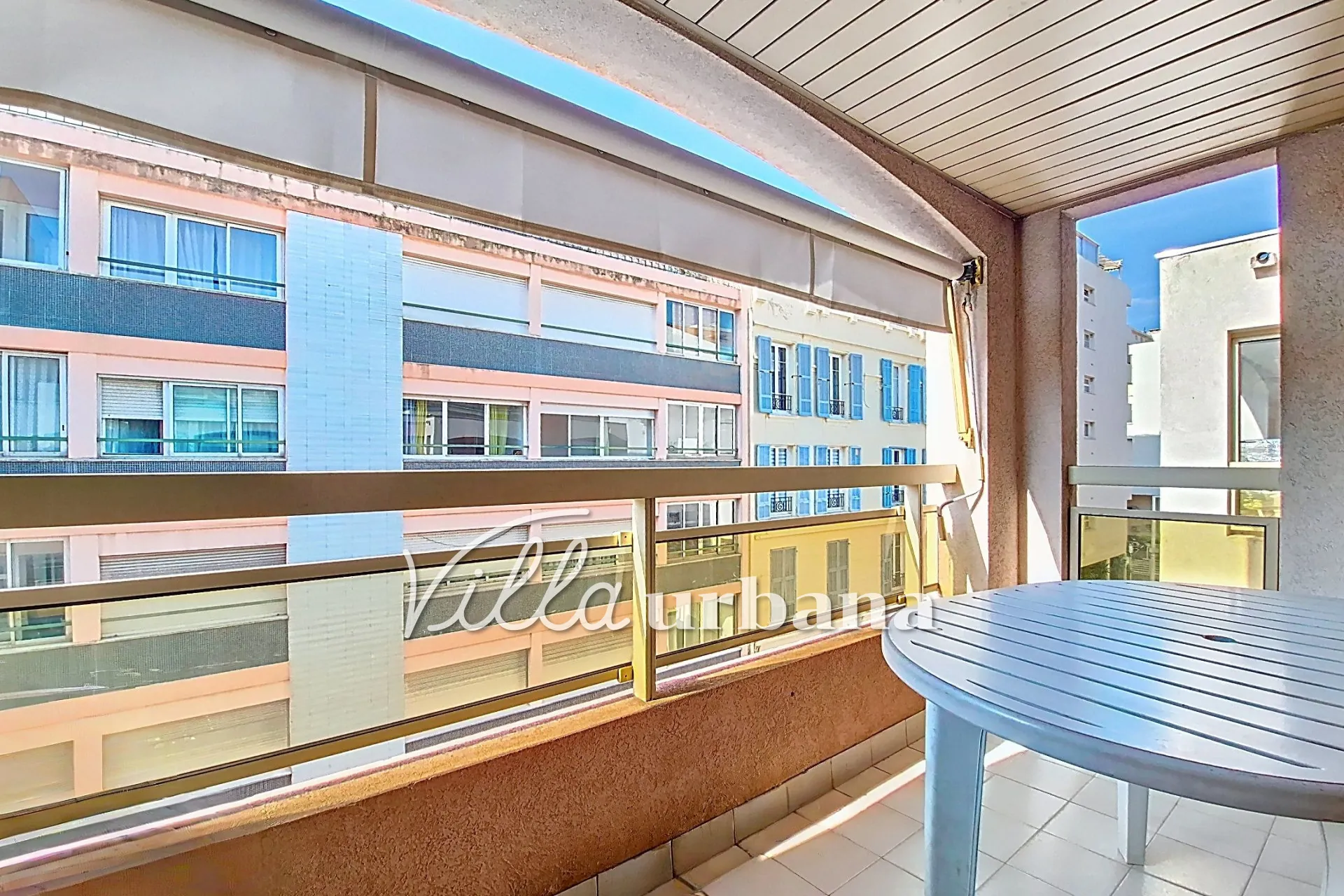Appartement 2 pièces de 43 m² à Juan-les-Pins avec terrasse et dernier étage