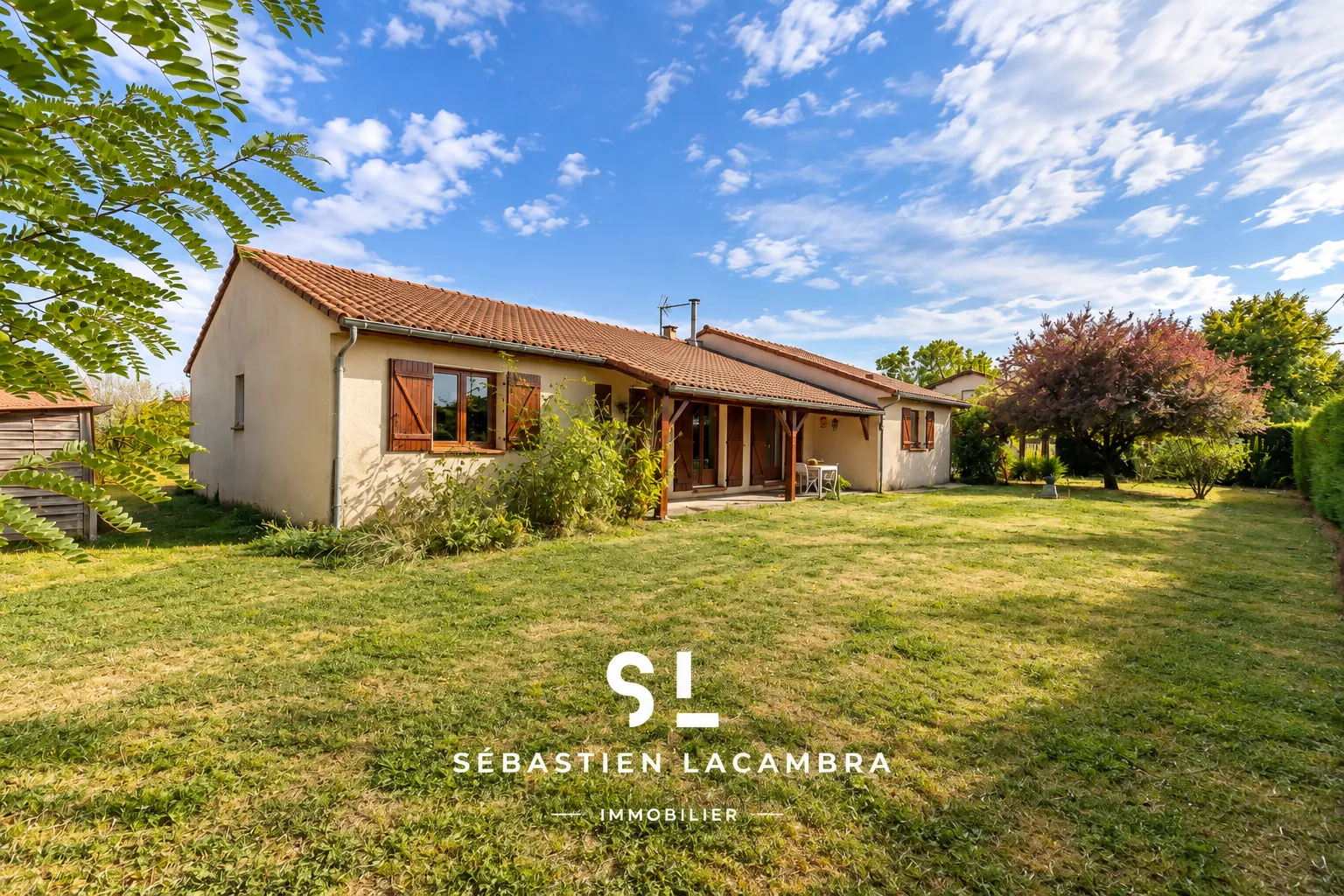 Maison de plain-pied avec 3 chambres, terrasses et grand terrain à Lescure d'Albigeois