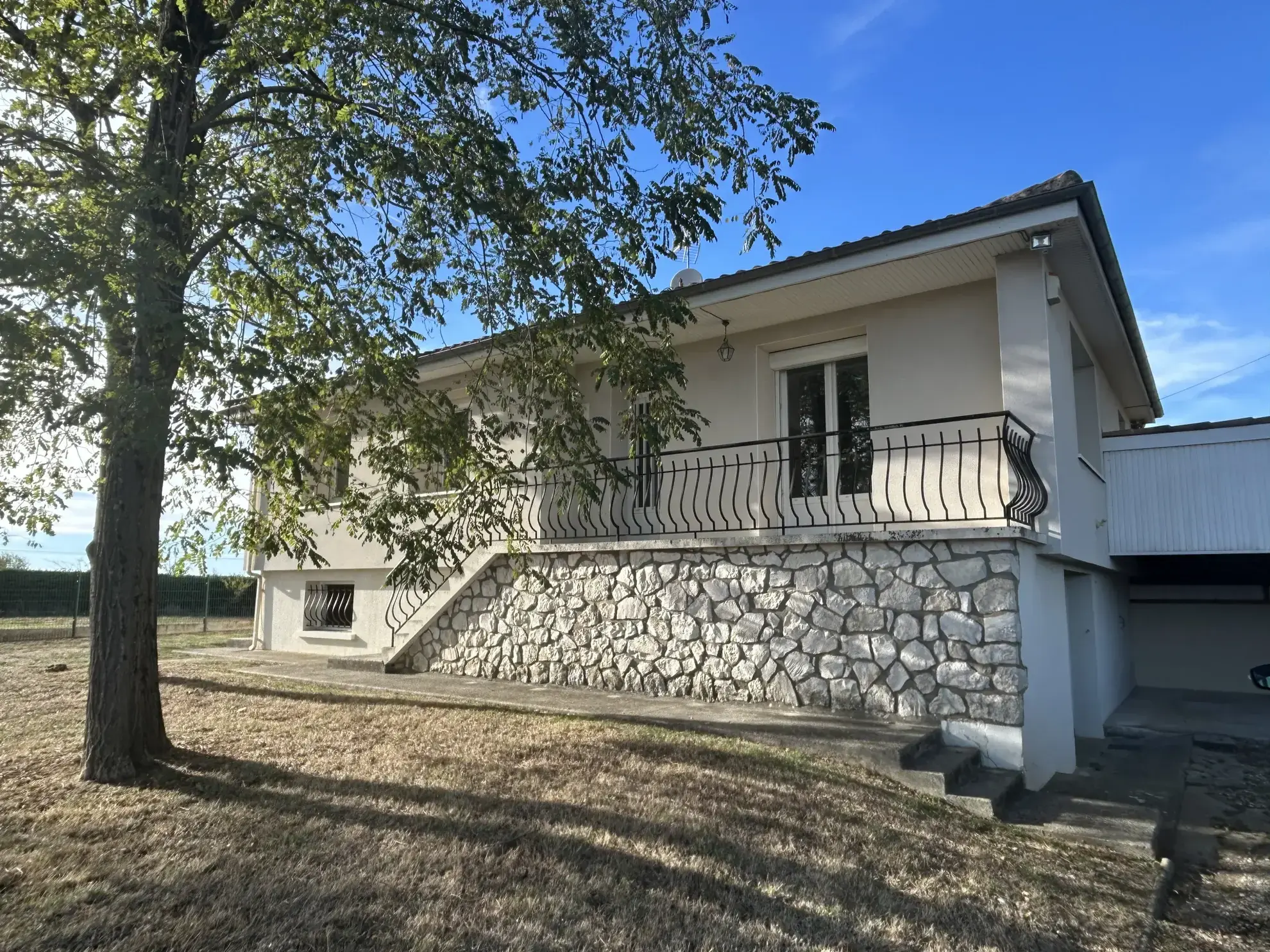 Maison rénovée à La Réole - 3 chambres, garage et terrain clos de 911 m²