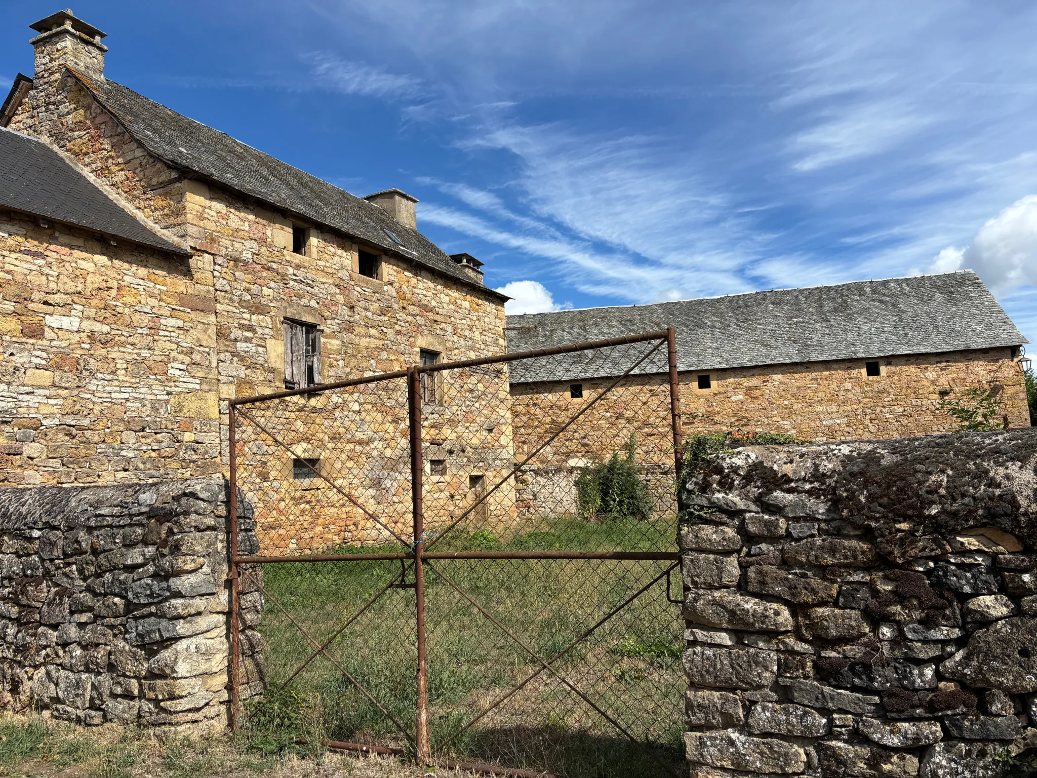 Belle maison en pierre en village de Vimenet avec fort potentiel de rénovation