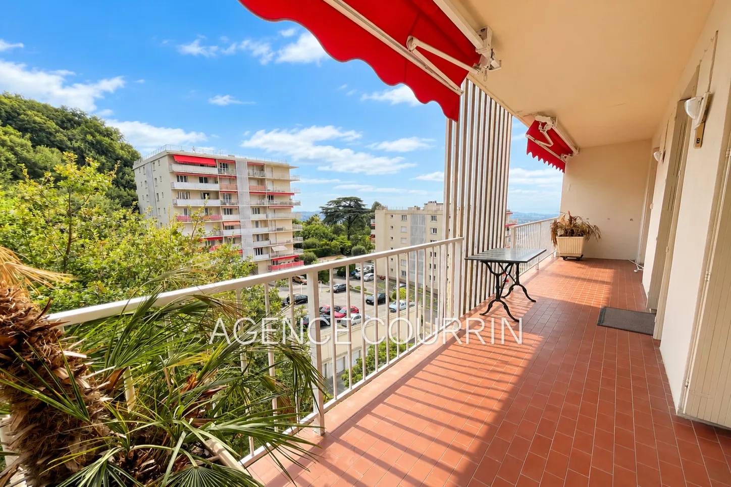 A vendre appartement 2 pièces à Grasse avec terrasse et stationnement privé