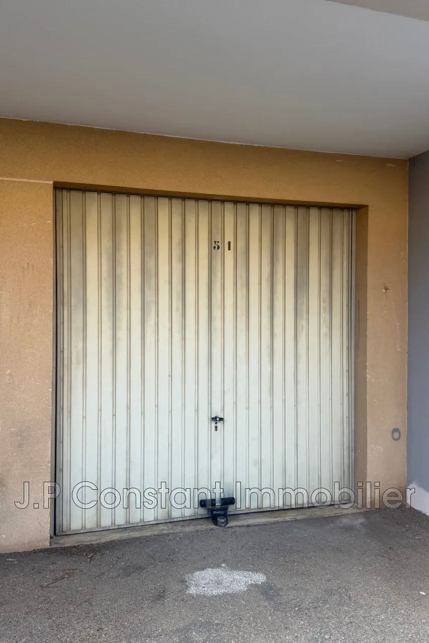 Garage de 18 m² en rez-de-chaussée à La Ciotat, Fardeloup