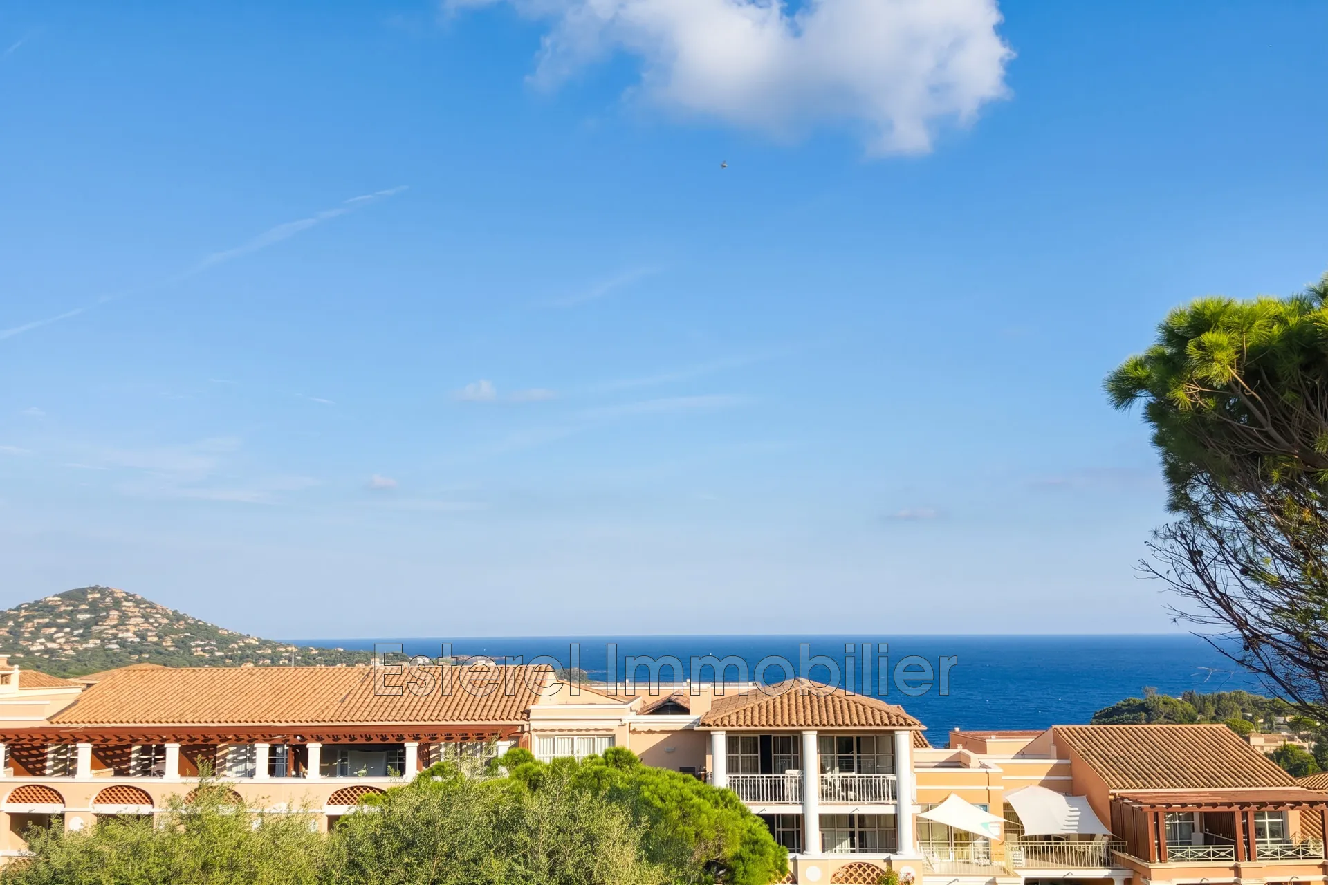 Appartement 2 pièces à Cap Estérel avec vue mer et golf, terrasse angulaire