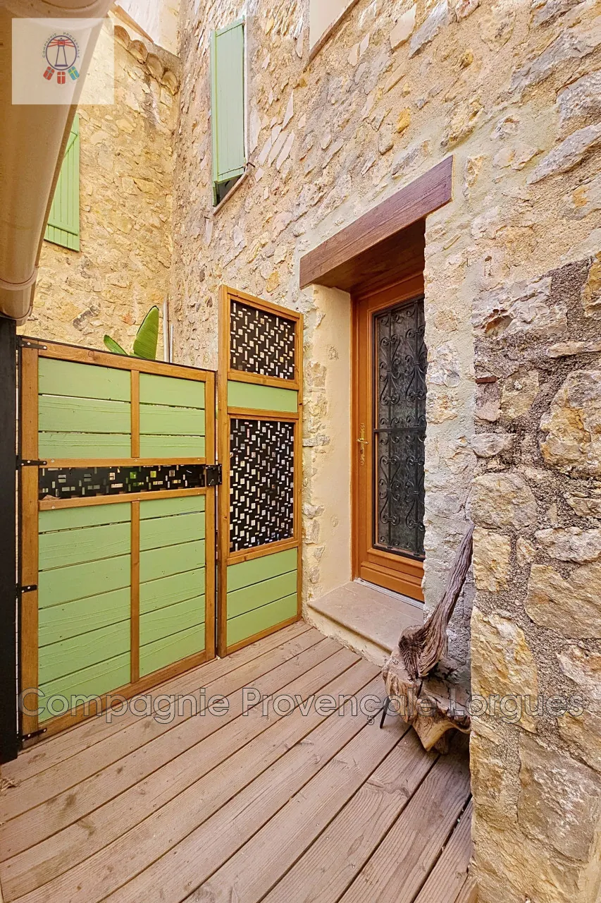 Bel appartement rénové au centre de Fayence avec cave et charme authentique