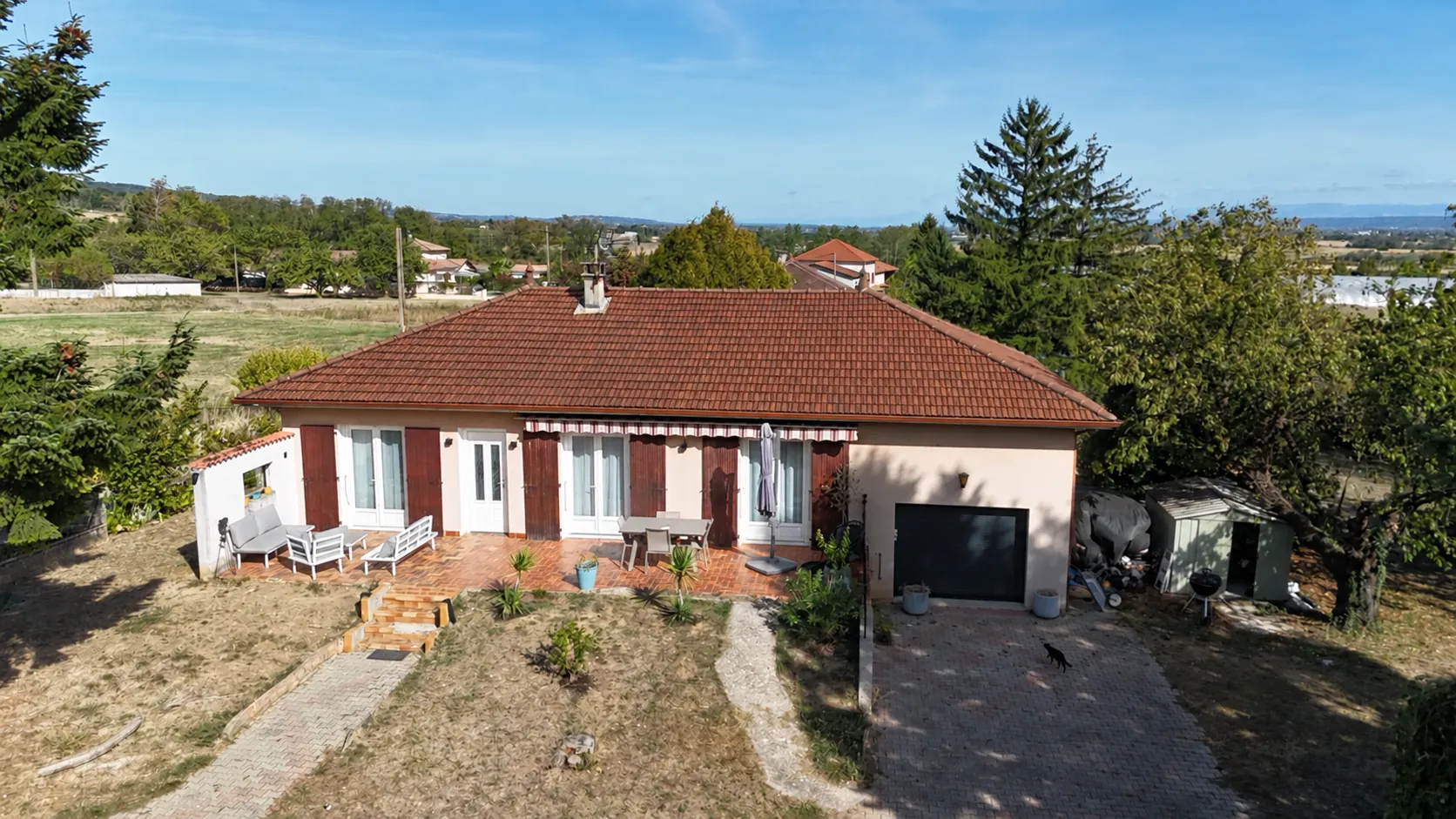 Maison rénovée en campagne avec grand terrain à Anjou - 250 000 €