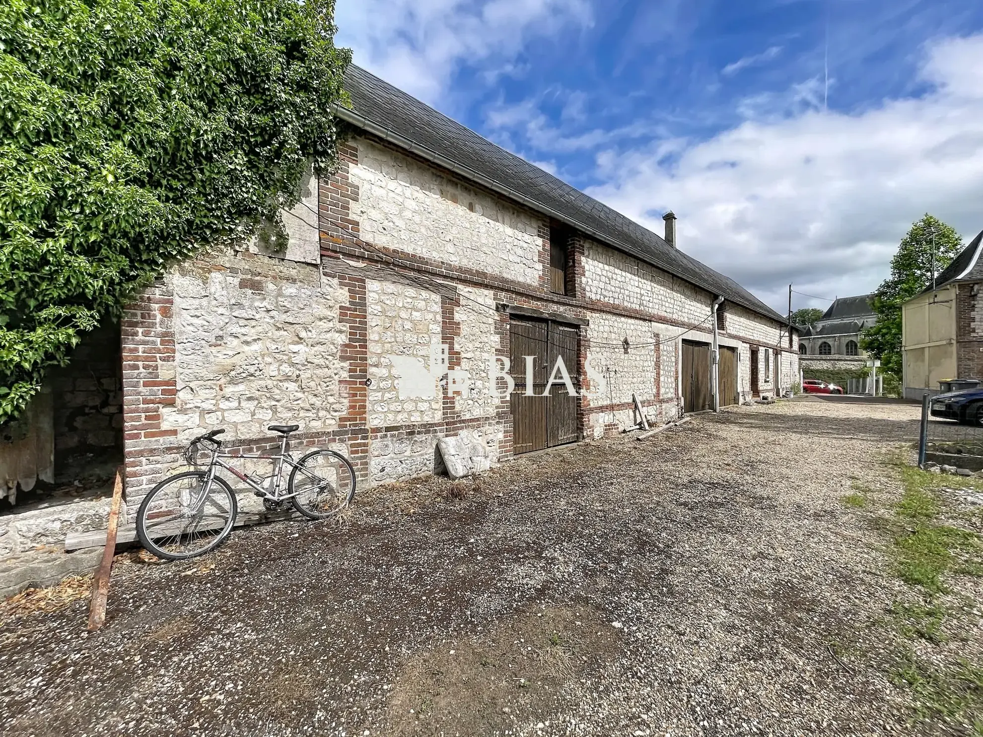 Superbe grange à rénover de 300 m² en centre bourg à Jumièges