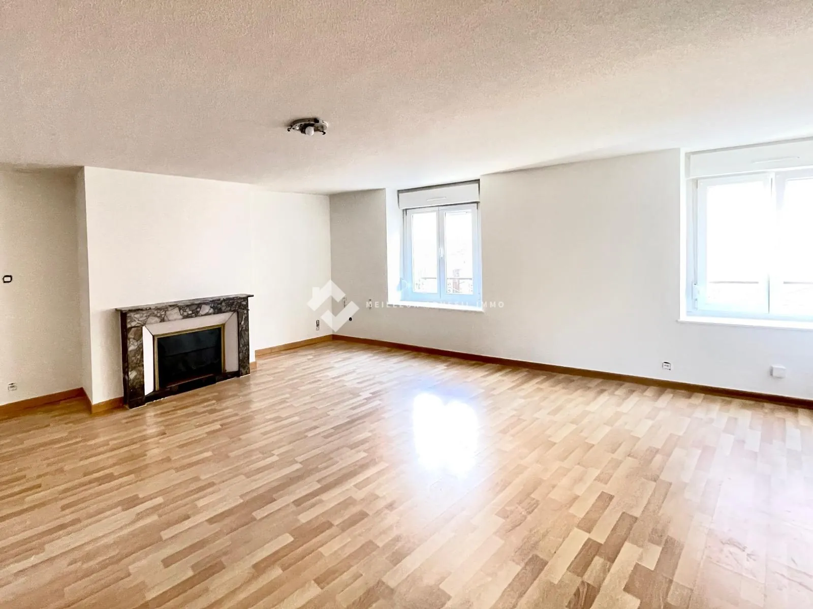 Immeuble en centre-ville de Darney avec local commercial et plusieurs logements rénovés