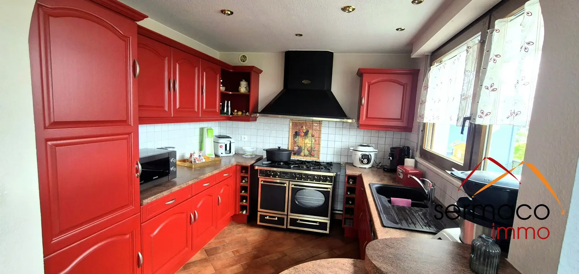 Cuisine équipée avec piano de cuisson et hotte GODIN Appartement T4 avec balcon et vue panoramique à Sarreguemines