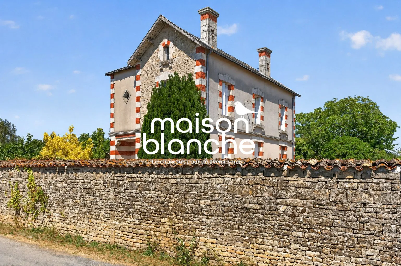 Ancien presbytère à rénover avec grand potentiel à Vançais, 935 m² de terrain