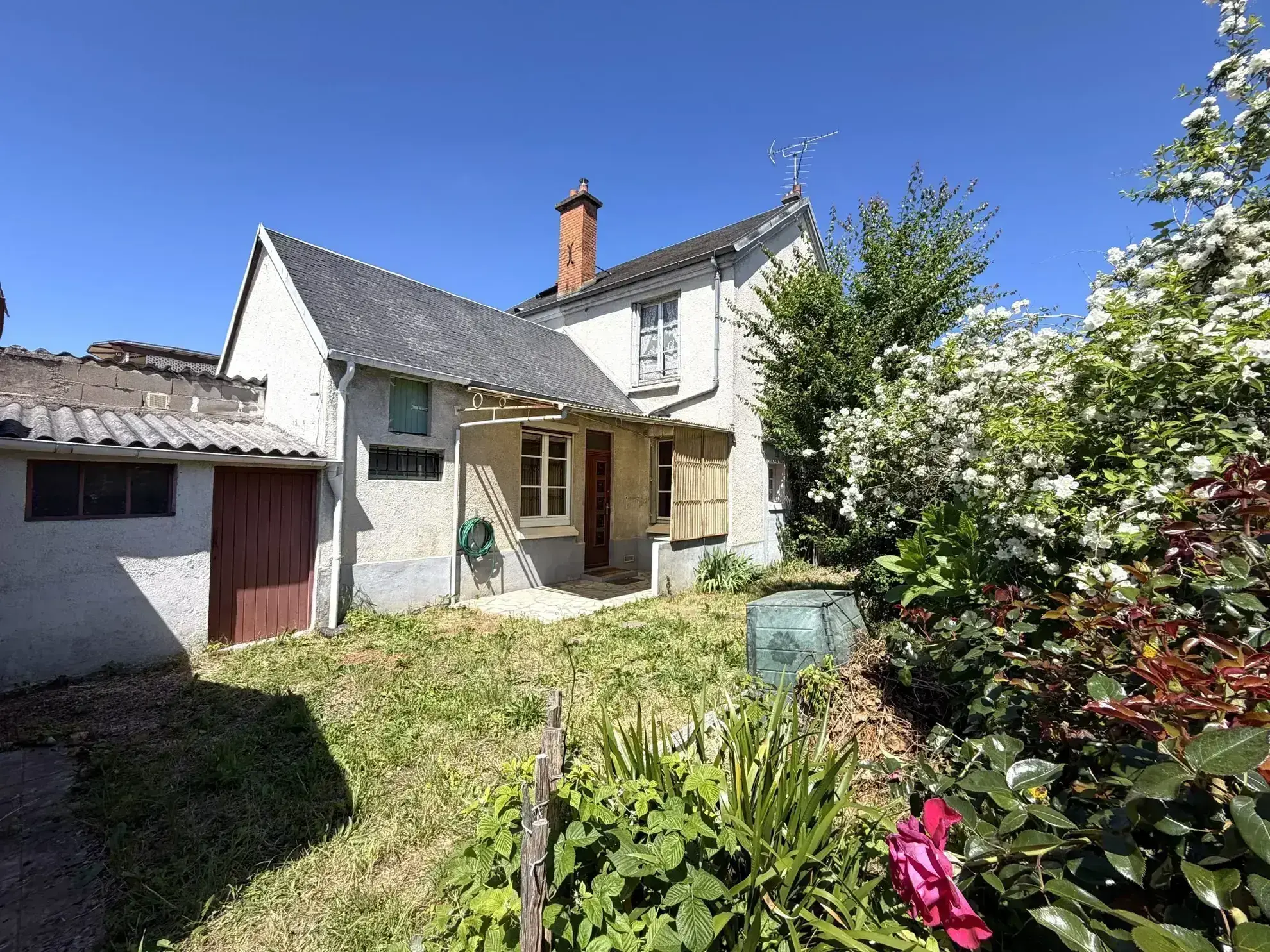 Maison à vendre à Orléans Est avec jardin et garage, idéal travaux