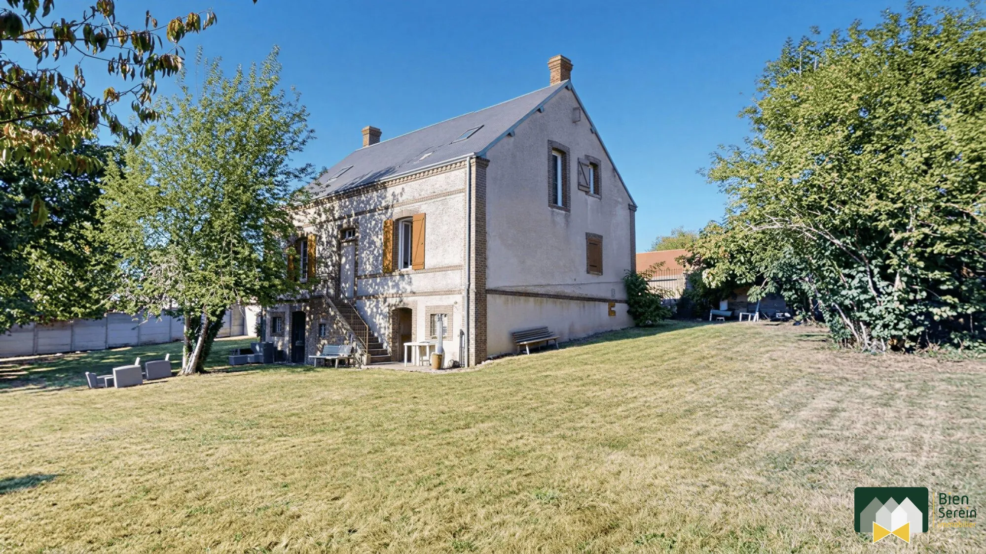 Maison de maître à Saint-Arnoult-des-Bois avec potentiel de rénovation et espace extérieur