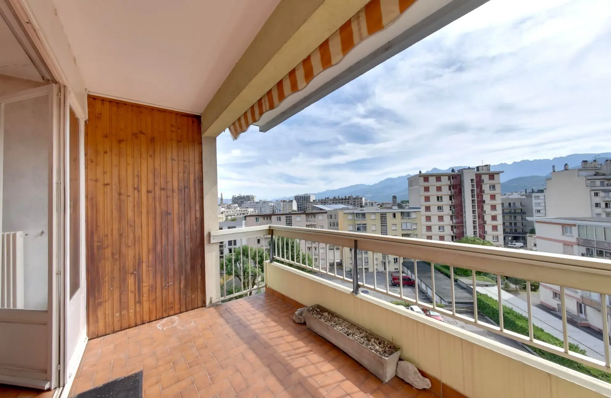 Spacieux appartement de 3 pièces avec terrasse et vue sur les massifs à Grenoble