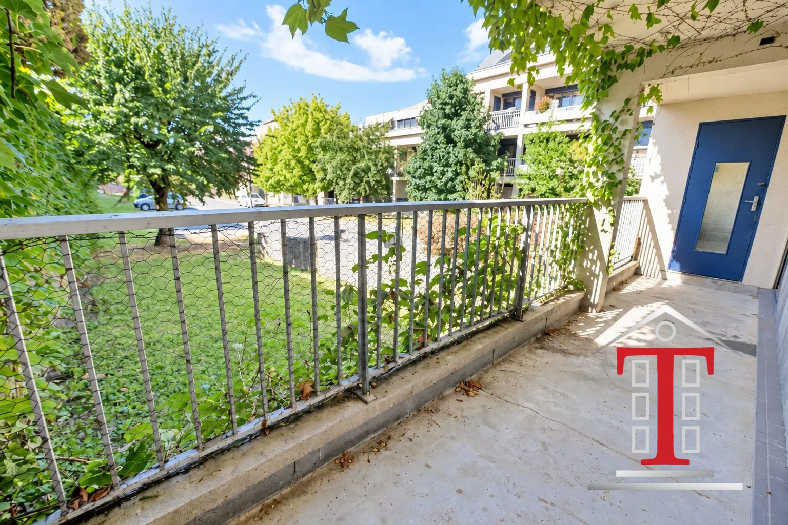 Balcon sur cour verdoyante Appartement à rénover avec grand potentiel à Angers, secteur Place Ney et Jardin des Plantes