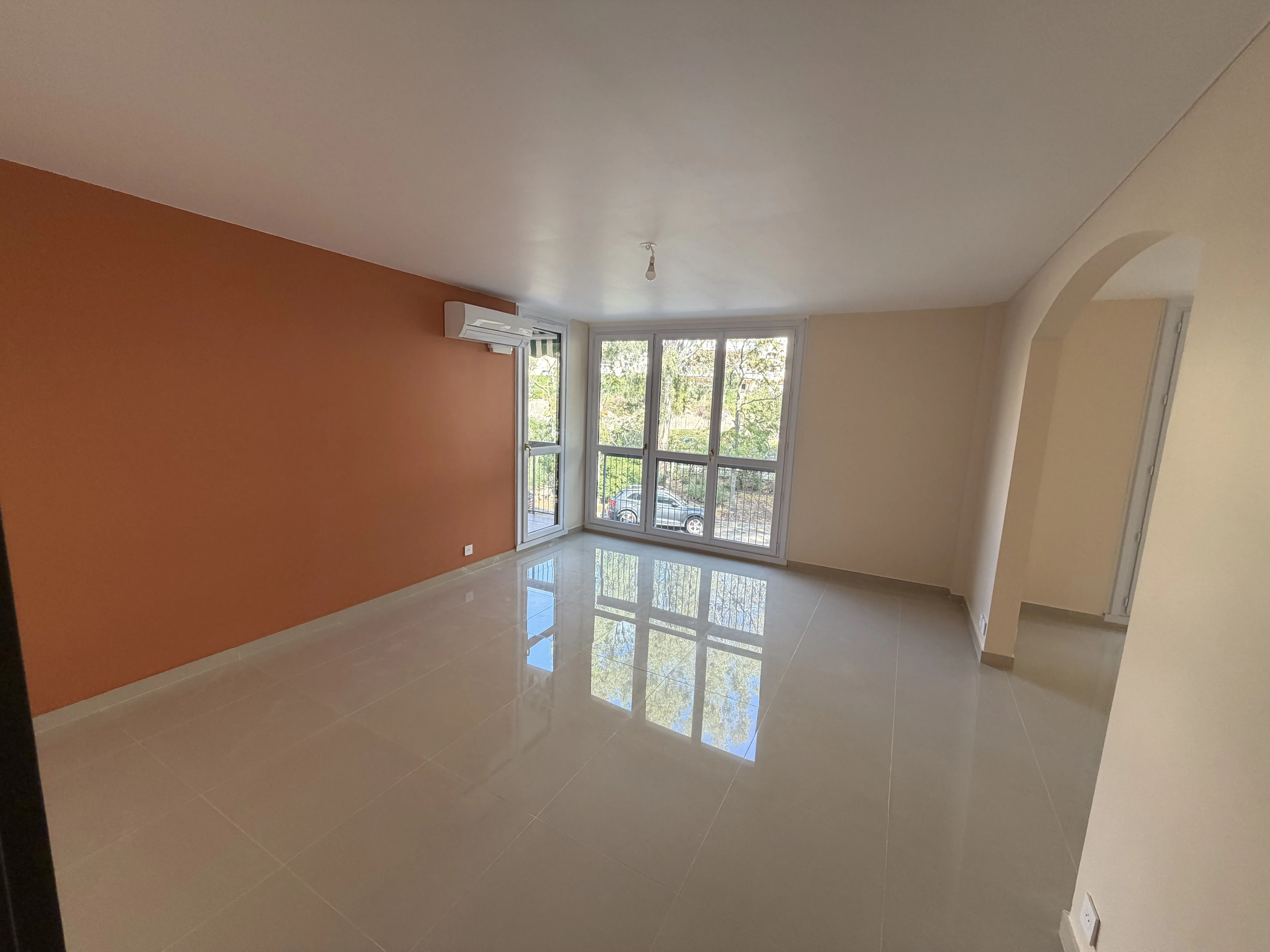Appartement T3 rénové à Saint-Raphaël de 77 m² avec garage et parking