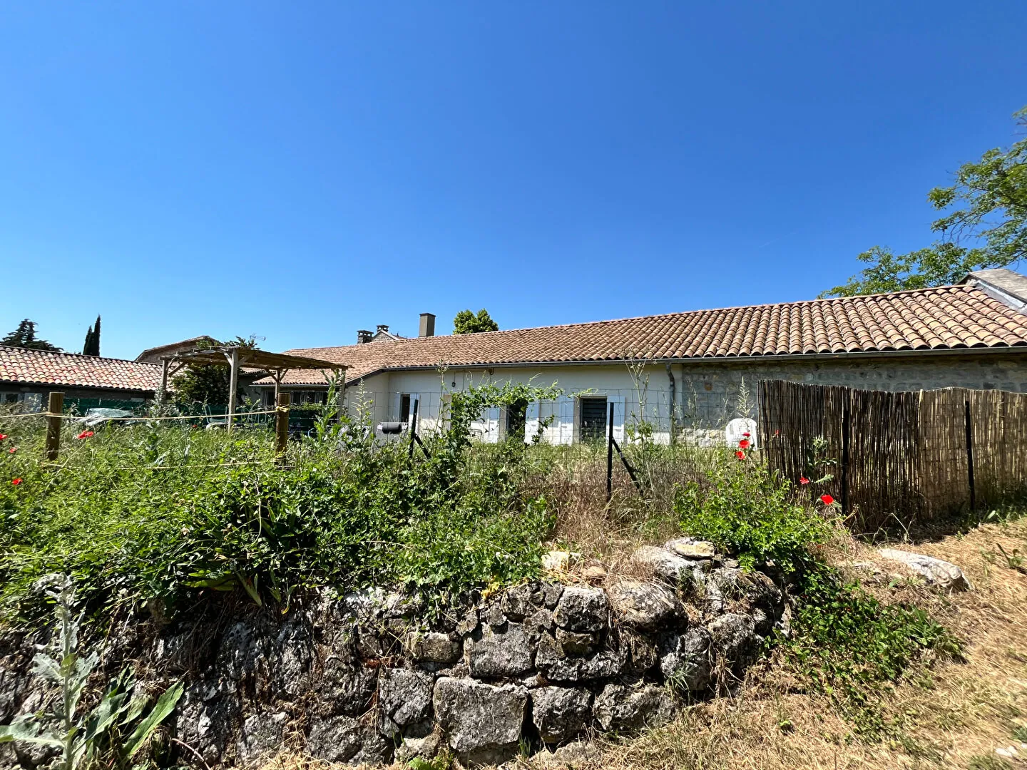 Maison récente de 130 m² avec vue dégagée et grand garage dans un village paisible