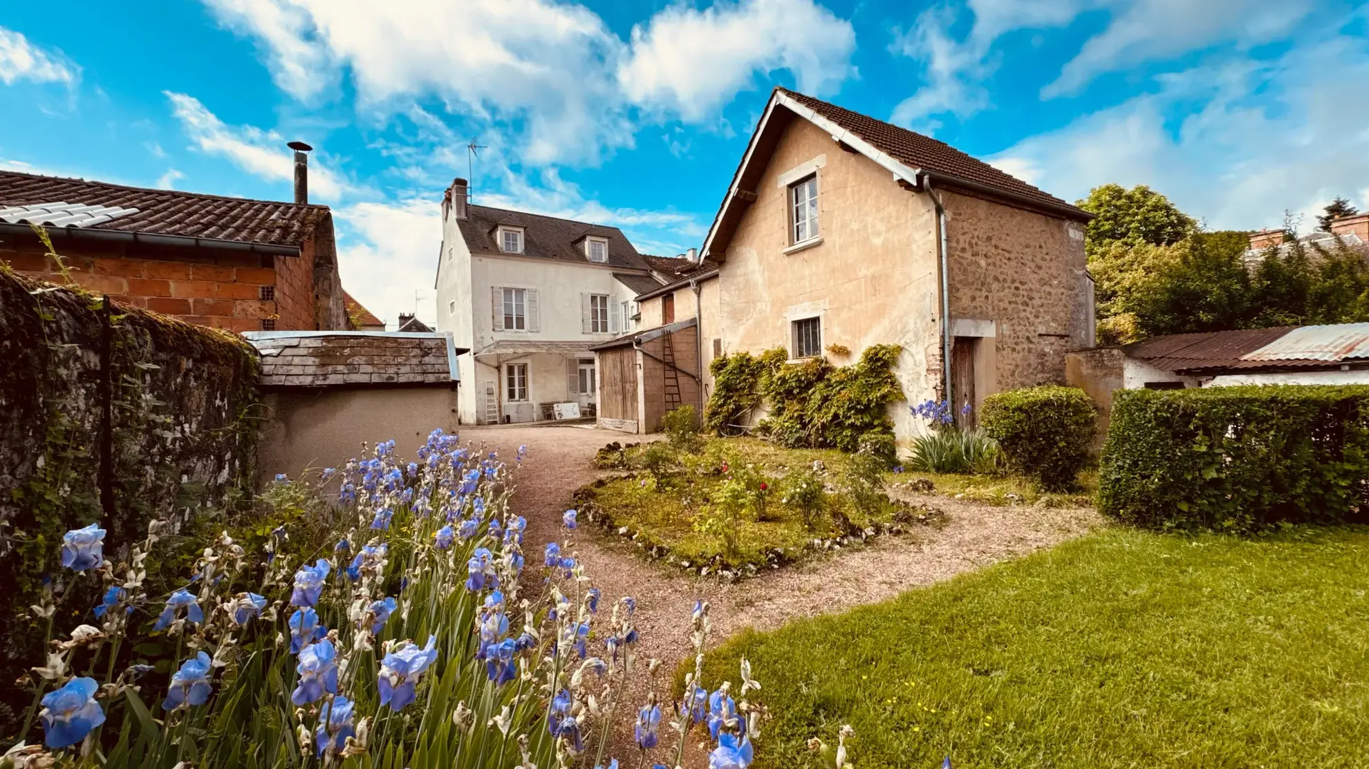 Maison de caractère à Avallon avec dépendances et grand jardin