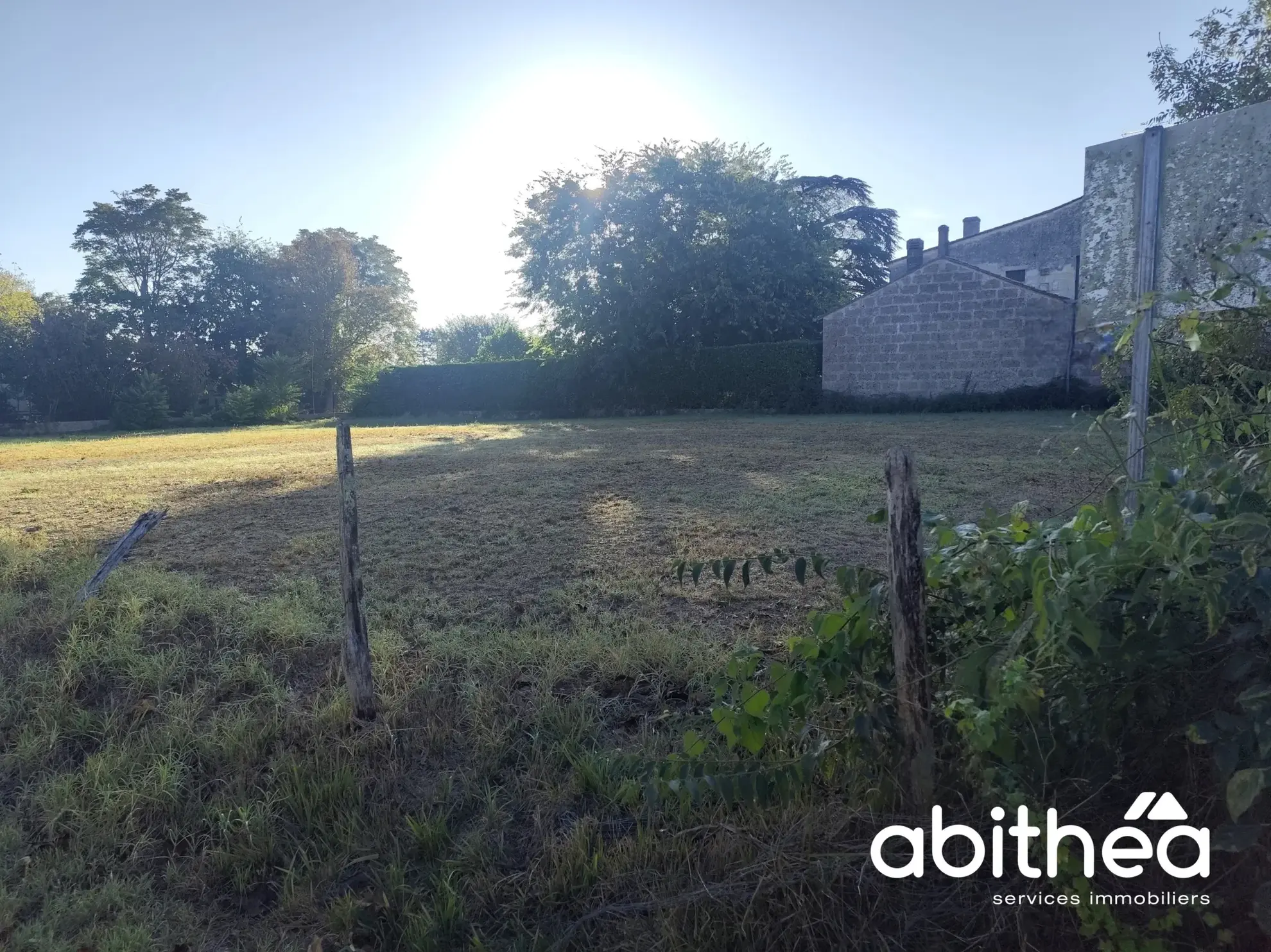 Terrain constructible de 549 m² à Galgon, emplacement central et libre de constructeur