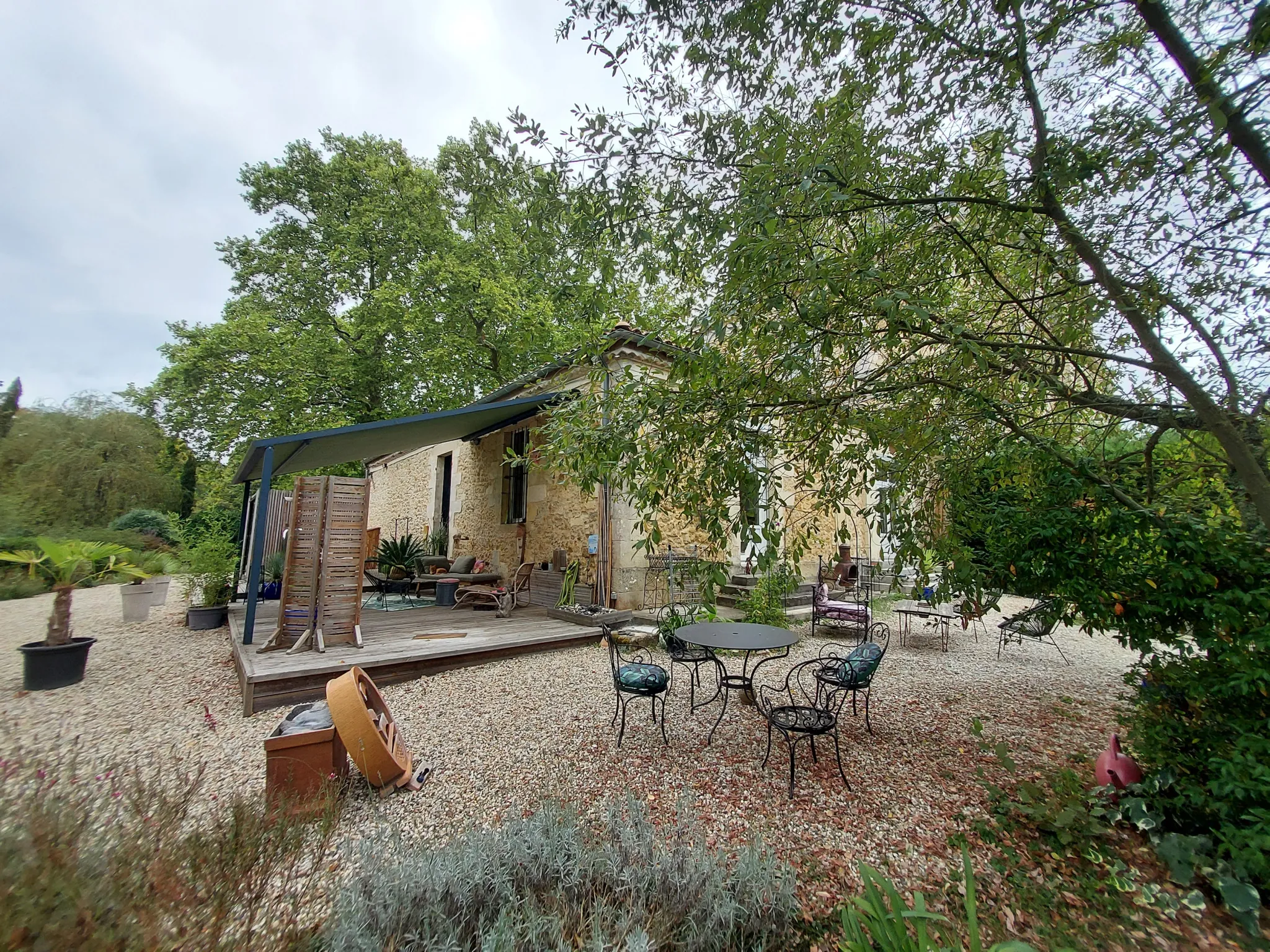 Maison en pierre atypique avec grand terrain à Langon – Charme et potentiel