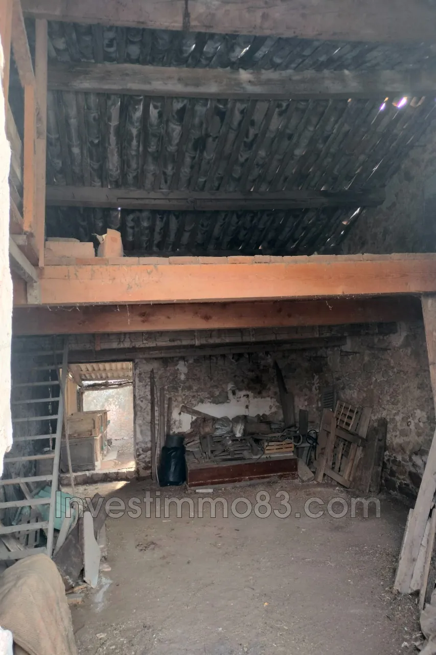 À vendre remise à rénover de 104 m² à Saint-Maximin-la-Sainte-Baume