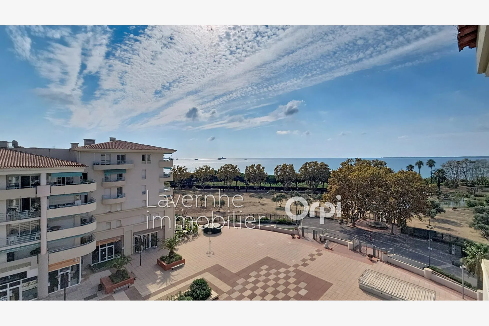 Grand studio avec vue mer à Antibes – Résidence sécurisée avec piscine et terrasse