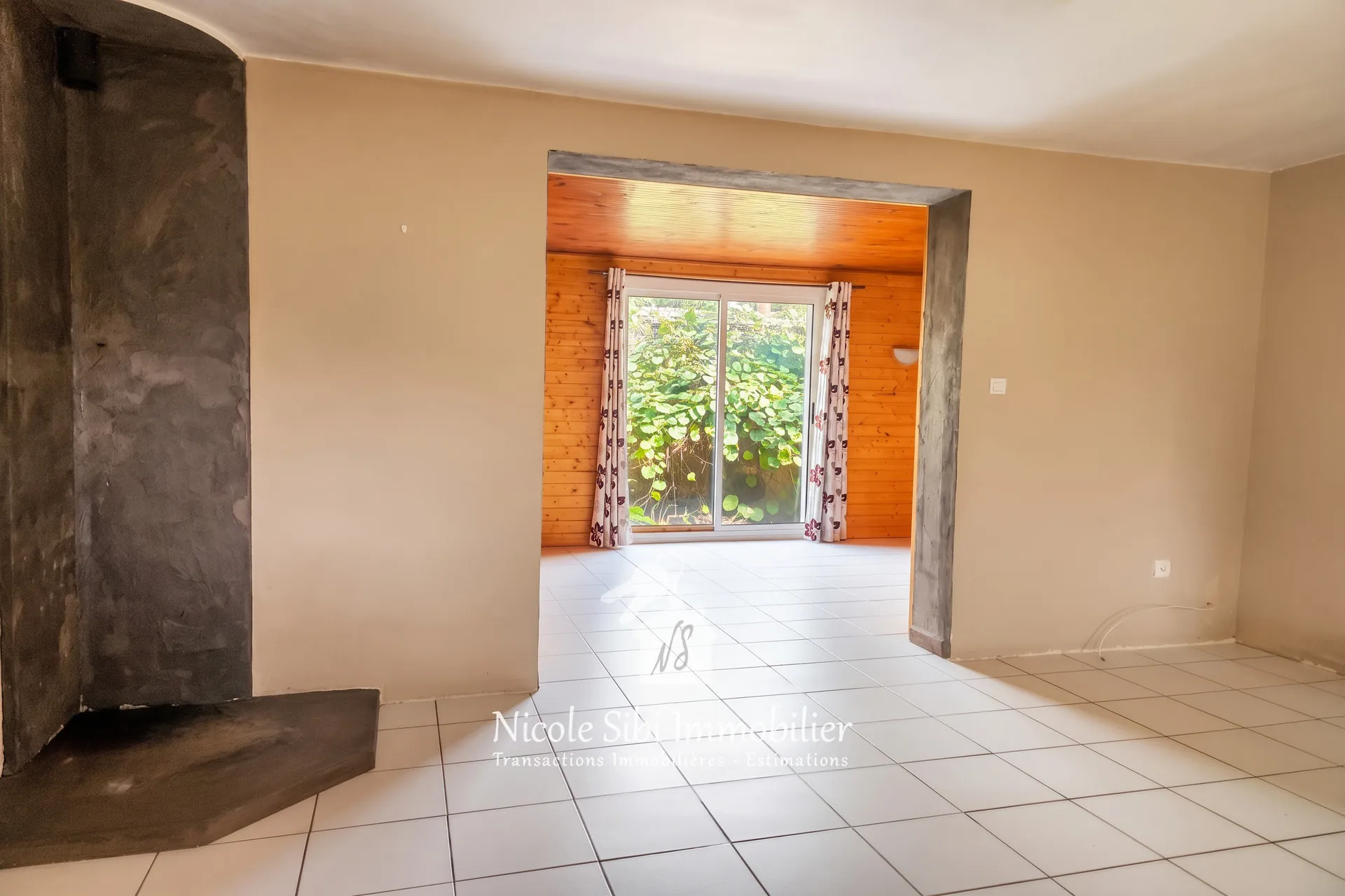 Maison de ville avec potentiel à Ille-sur-Têt - 3 chambres, garage et dépendance à rénover