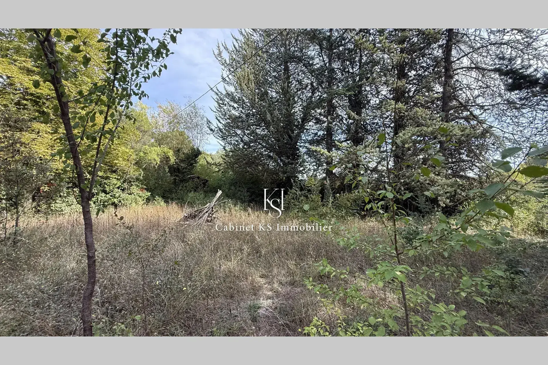 Terrain constructible de 1096 m² à vendre à Tourves, prêt à bâtir