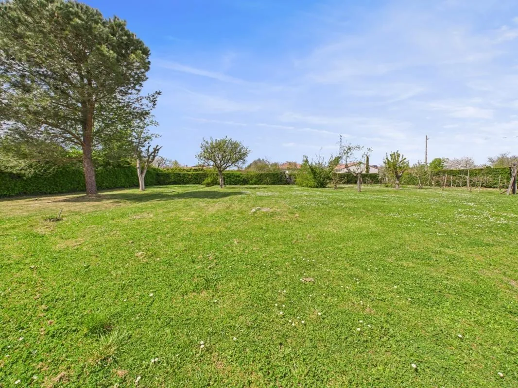 Terrain à bâtir de 850 m² à Plaisance du Touch proche Toulouse