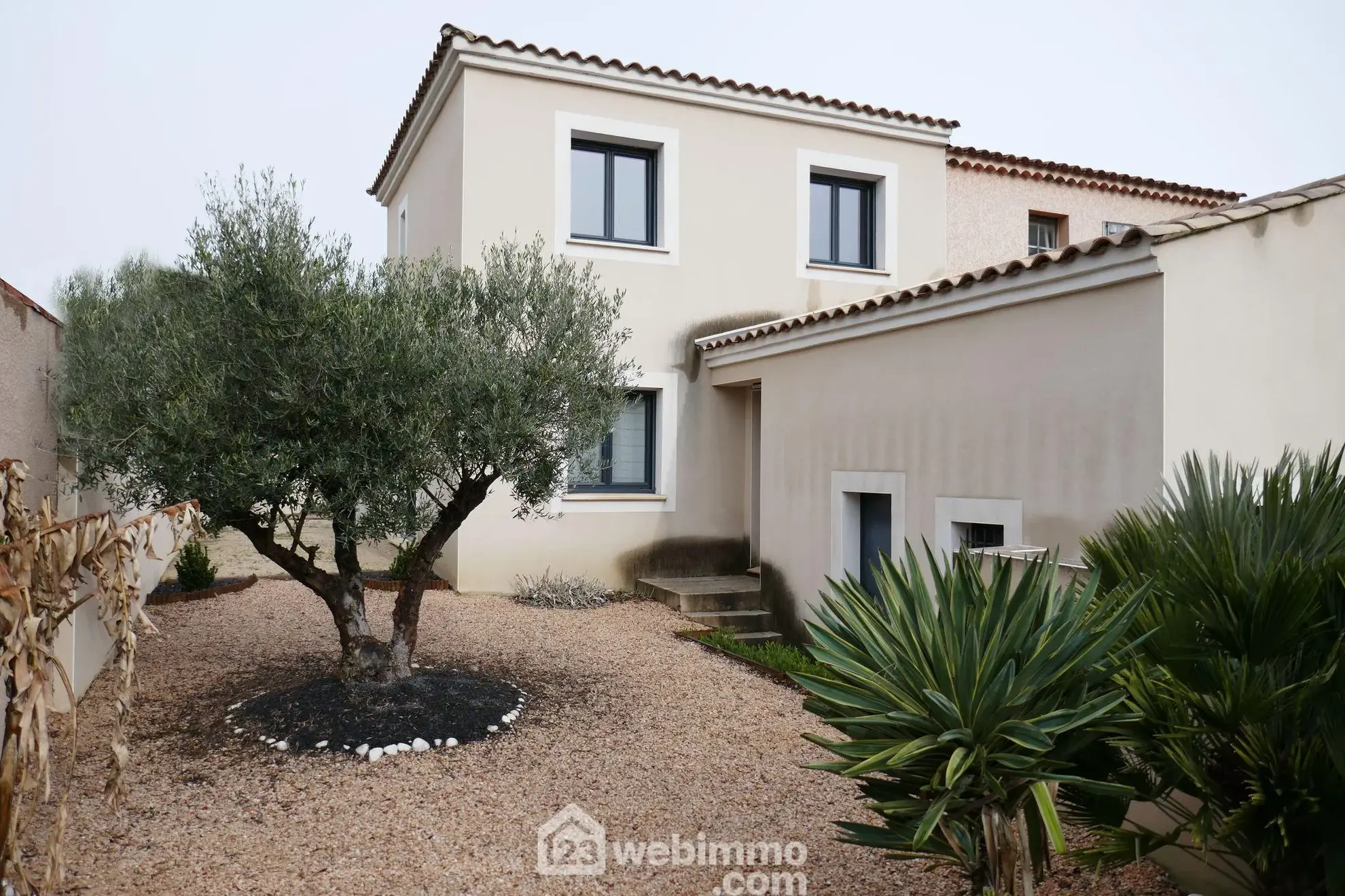 Villa T4 de 90m² à vendre à Arles avec terrasse et garage