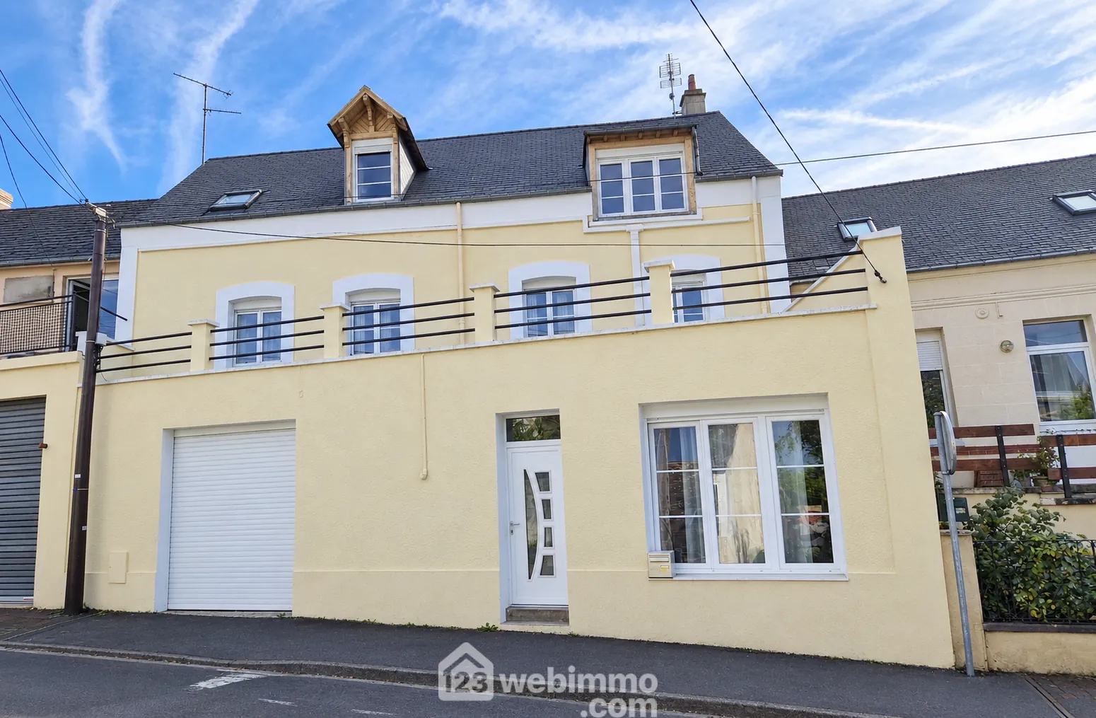Maison de ville rénovée de 216 m² à Laon avec garage et terrasse