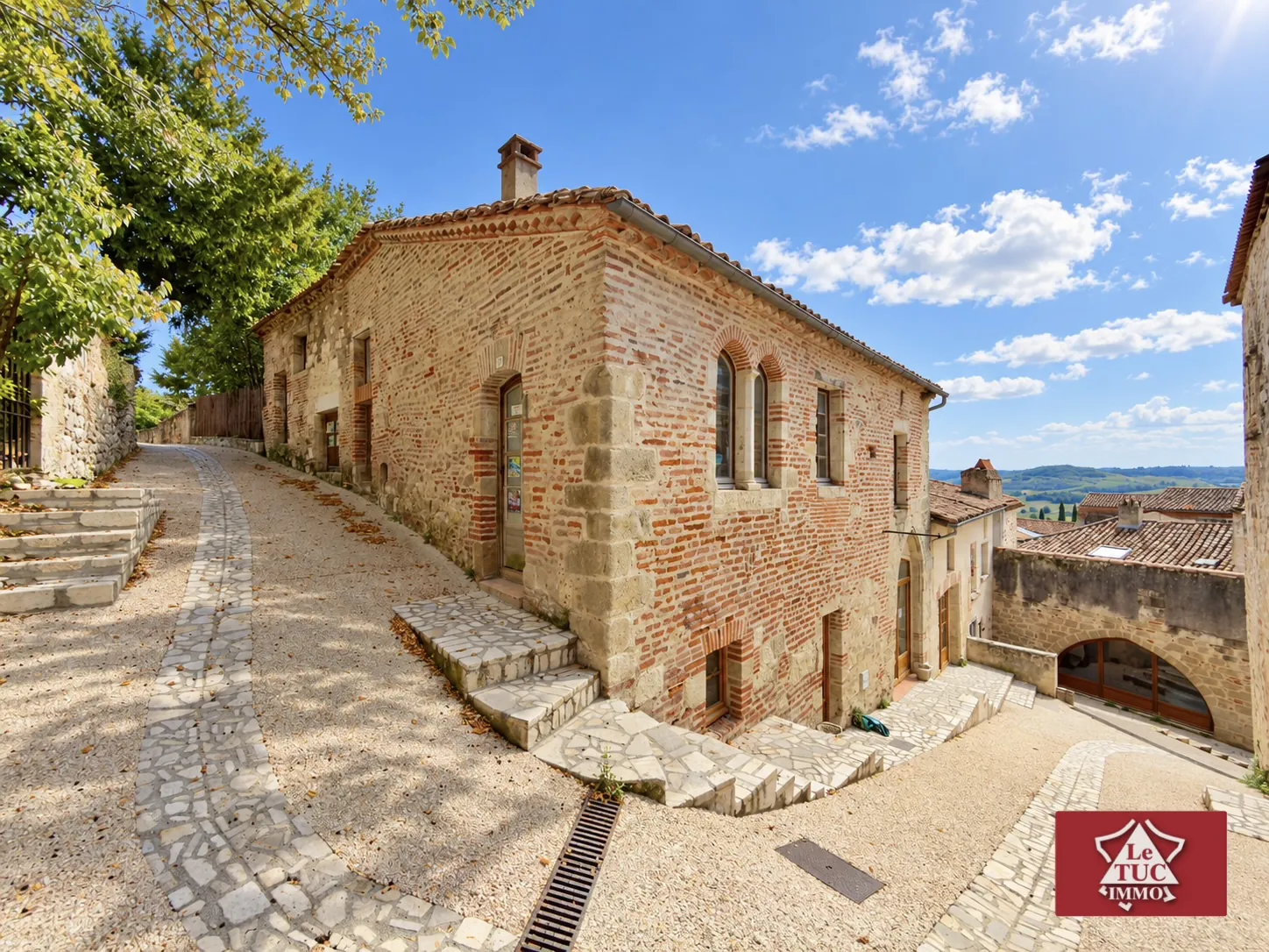 Rare ensemble immobilier avec ateliers et vue panoramique à Penne-d’Agenais