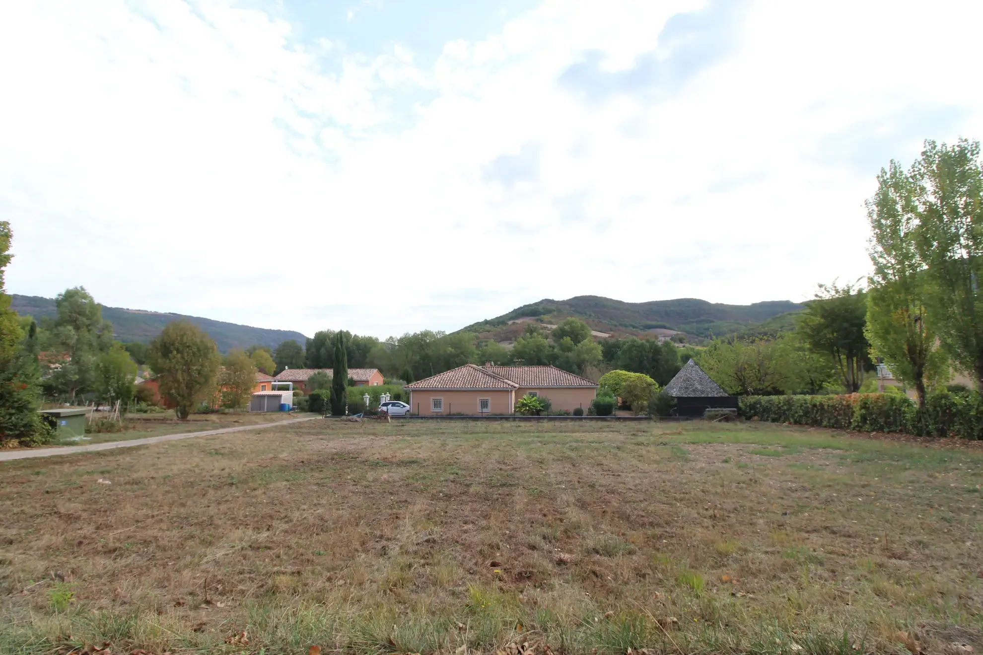 Terrain constructible à Vabres-l'Abbaye avec réseaux en bordure