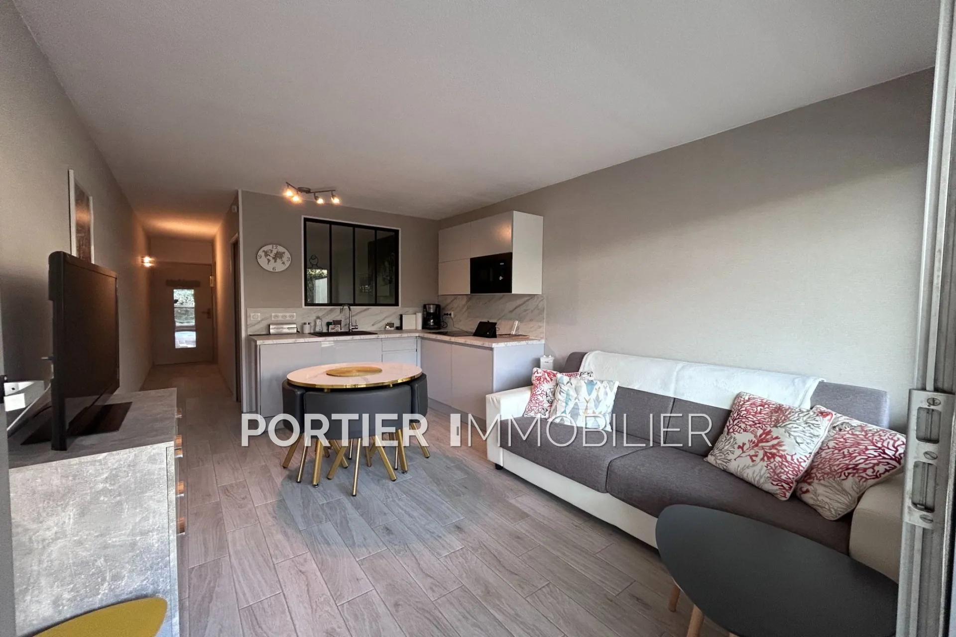 Studio rénové à vendre à Antibes proche plages avec terrasse et piscine