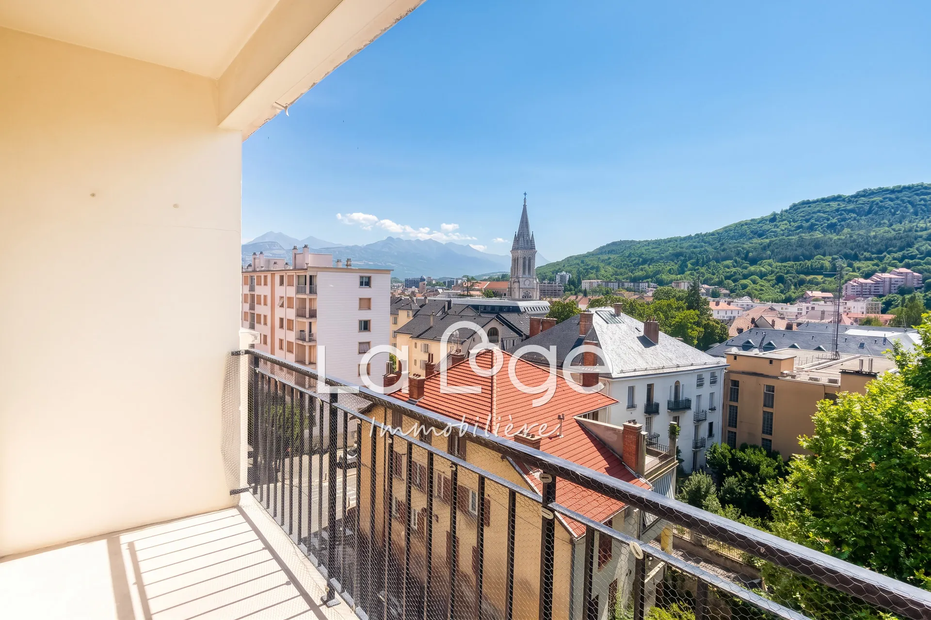 A vendre T1 traversant avec vue à Gap, dernier étage, parking et cave