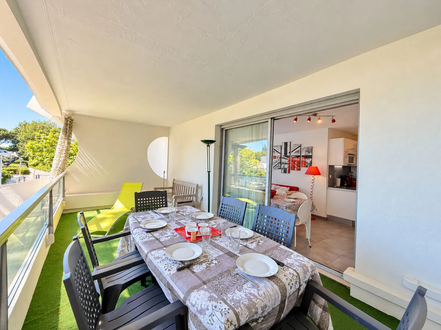 Appartement rénové de 37 m² avec grande terrasse, piscine et parking à La Grande-Motte