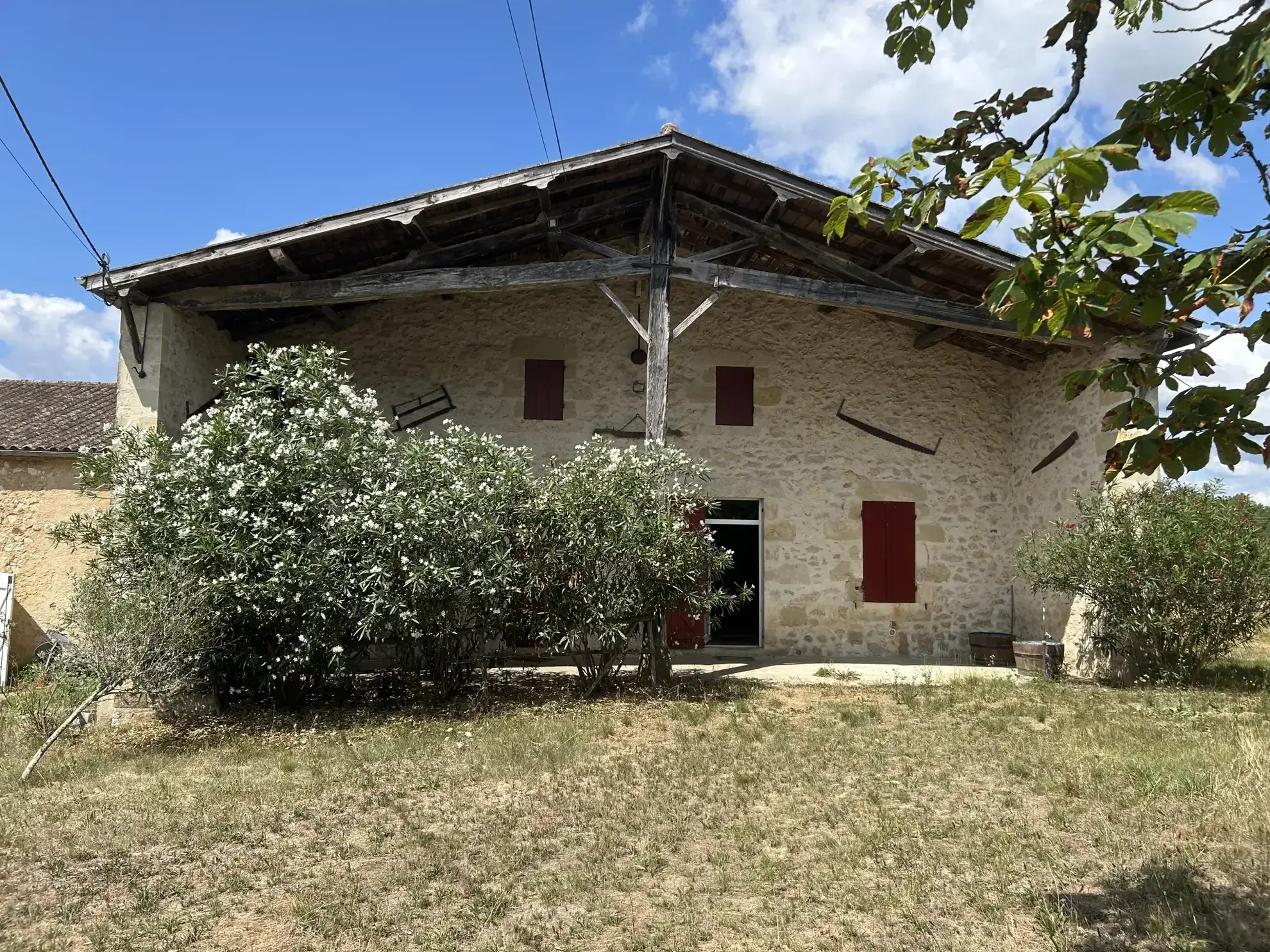 Charmante maison en pierre avec 3 chambres et jardin à Aillas (33)