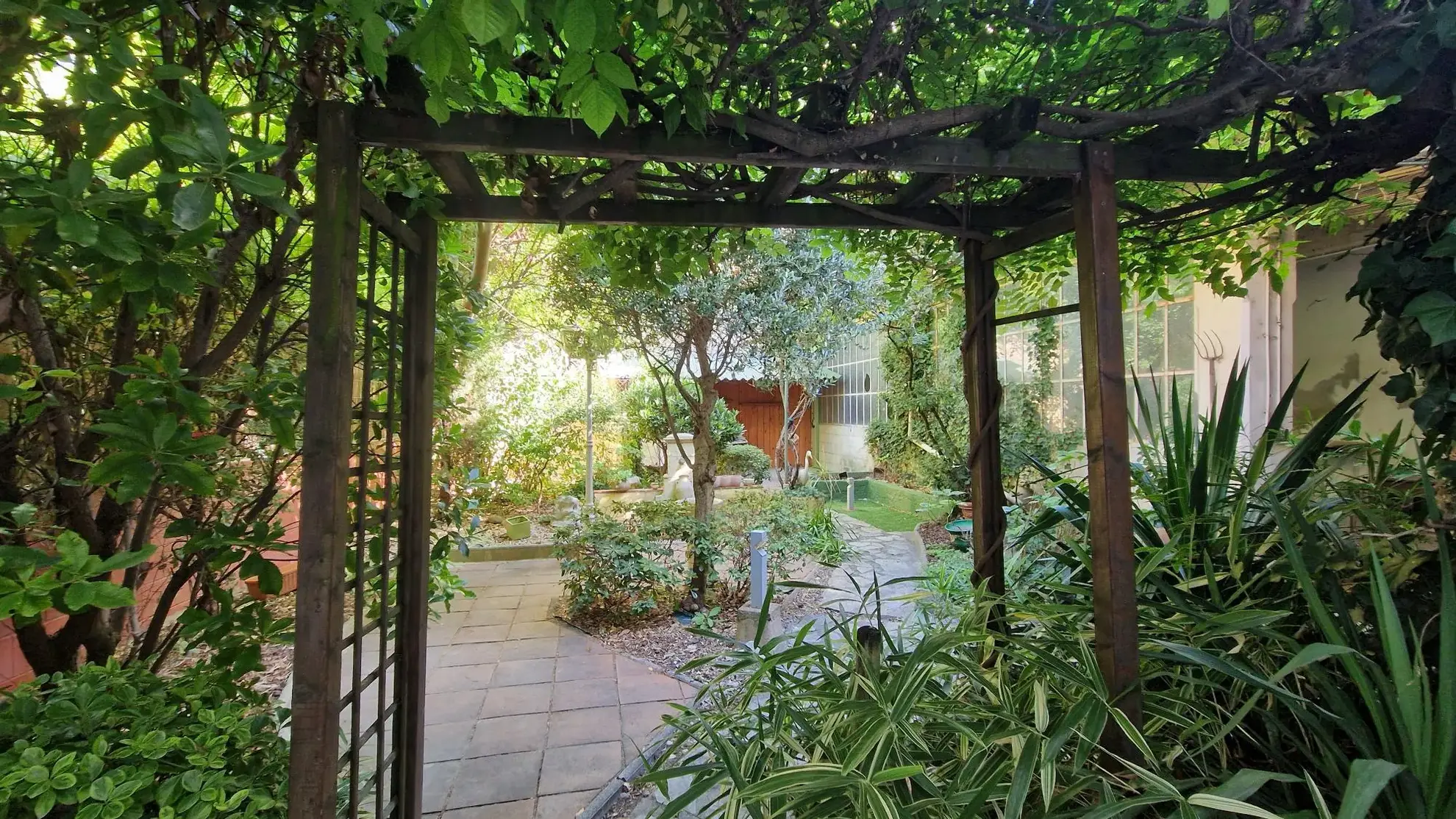 Maison spacieuse à Bollène avec local commercial et jardin intérieur