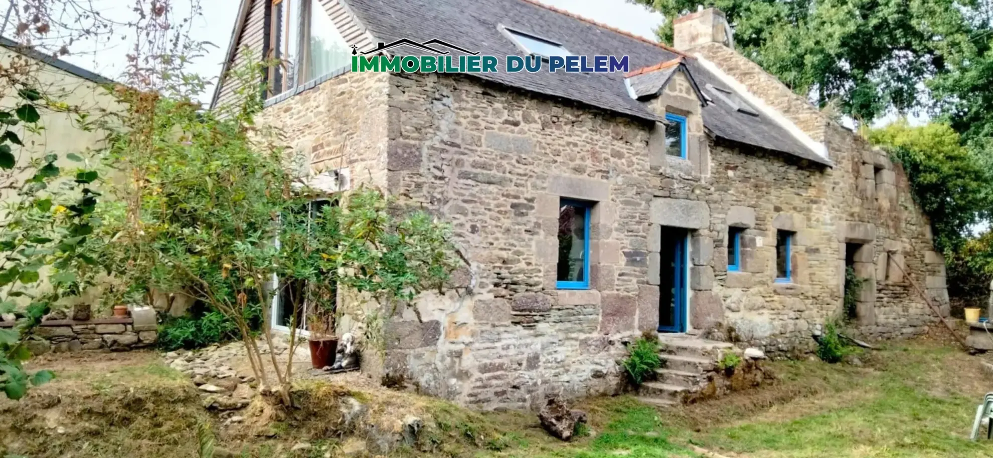 Maison en pierre avec dépendances, puits et environnement calme à Plounévez-Quintin