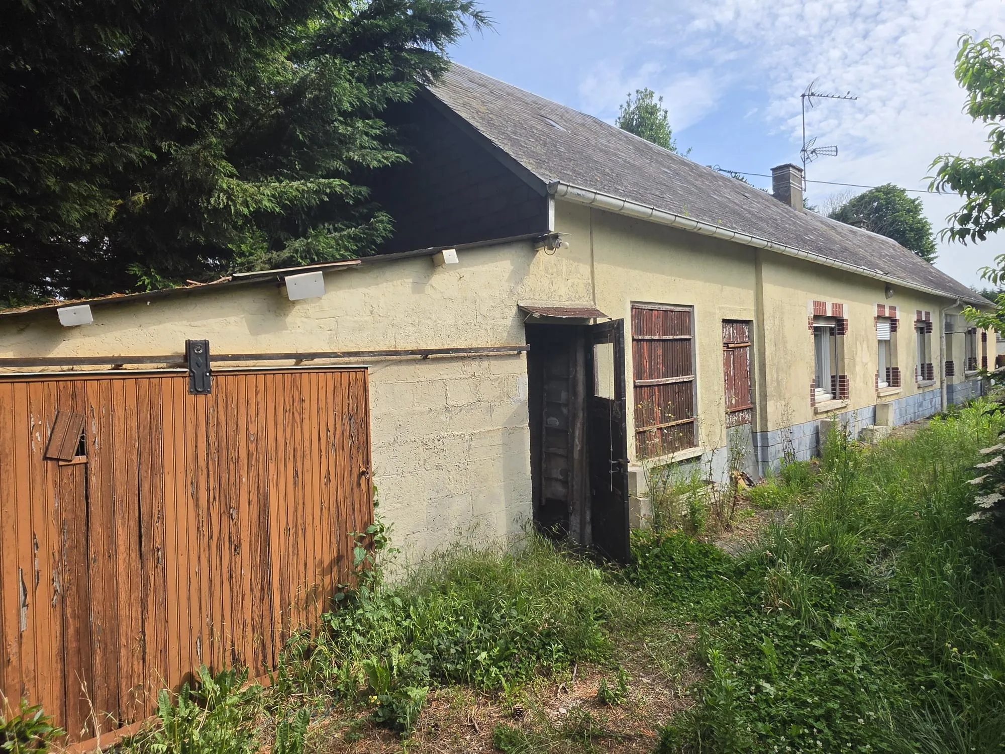 Longère normande à rénover avec grand terrain près des plages à Fécamp