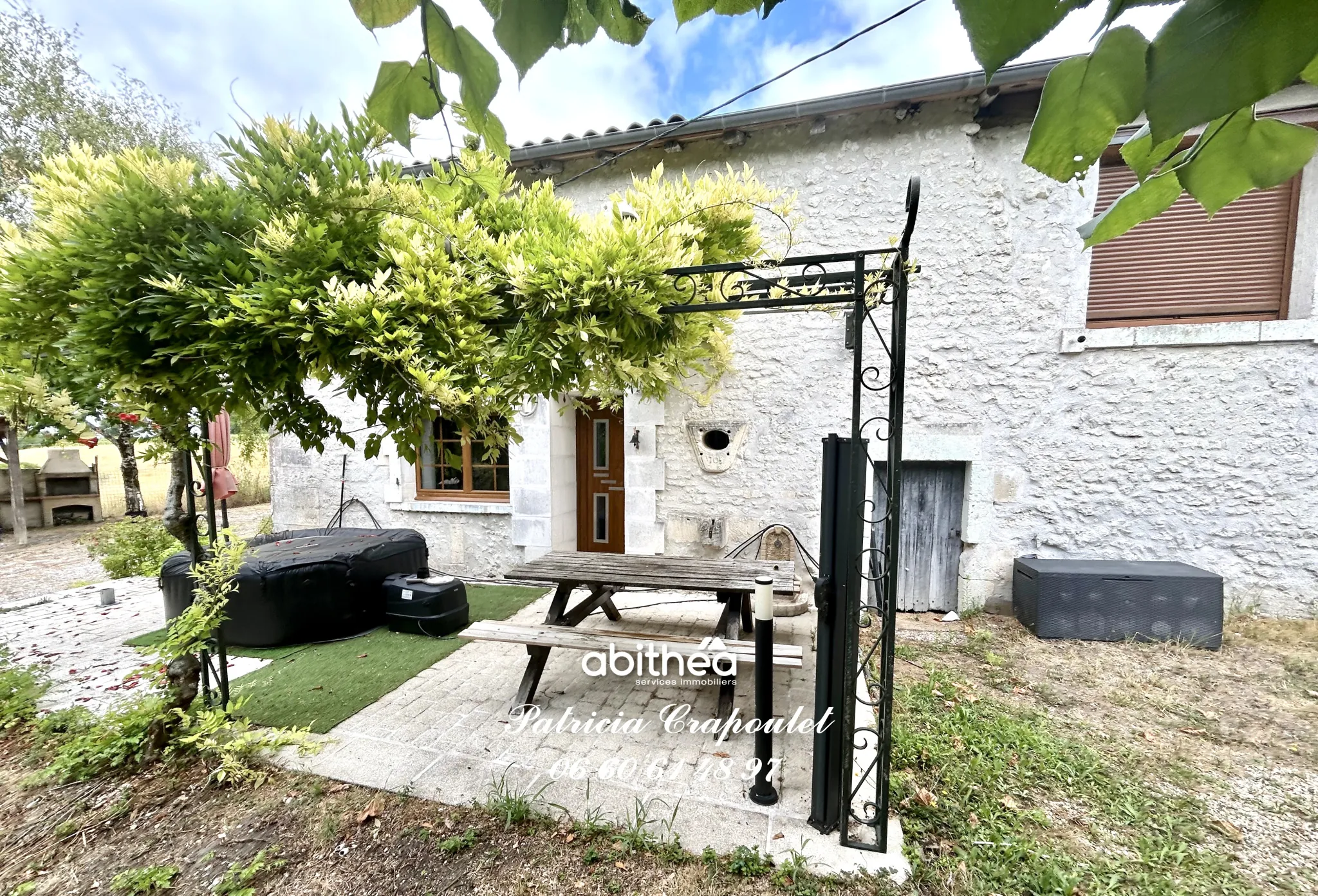 Belle maison en pierre rénovée avec dépendances près de Barbezieux
