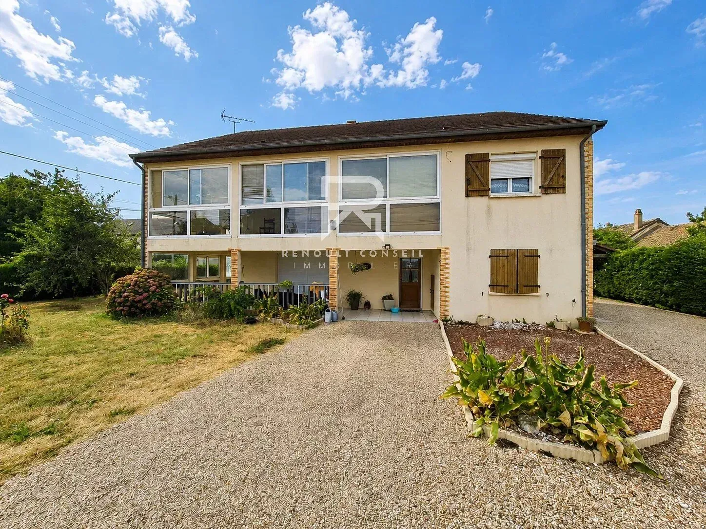 Maison familiale bifamiliale avec deux habitations indépendantes à Combon