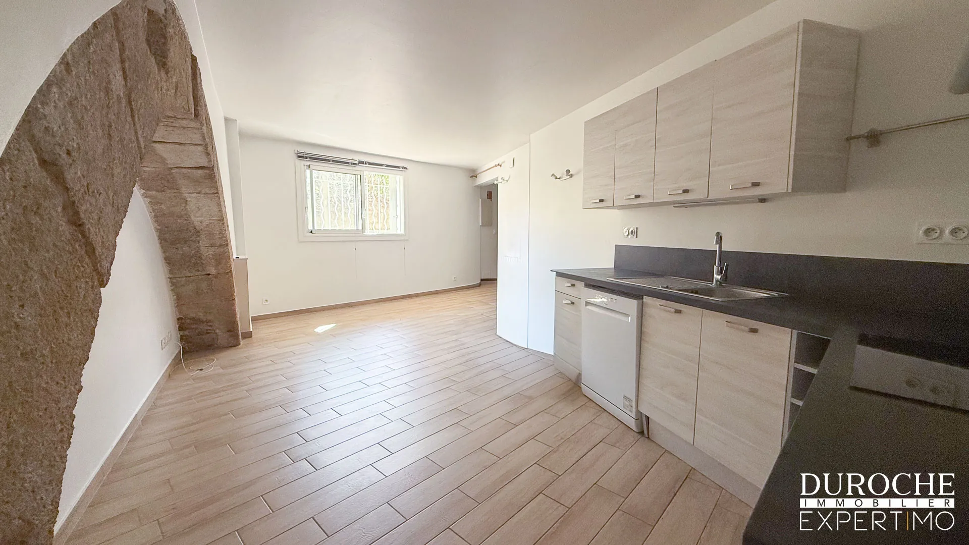 Maison de ville rénovée de 88 m² avec 2 chambres et balcon au centre de Piolenc