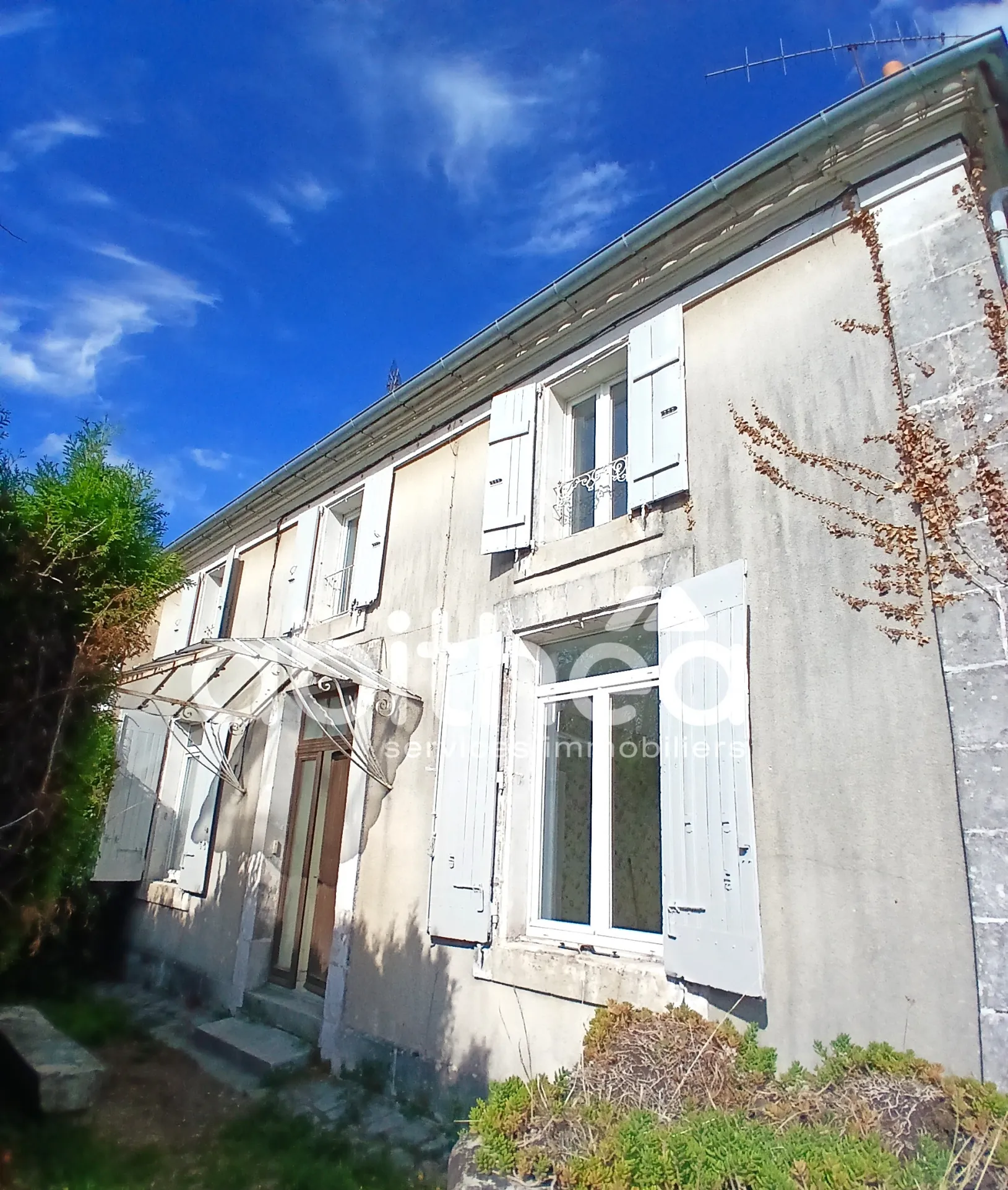Maison charentaise lumineuse de 143 m² avec jardin à Roumazières-Loubert