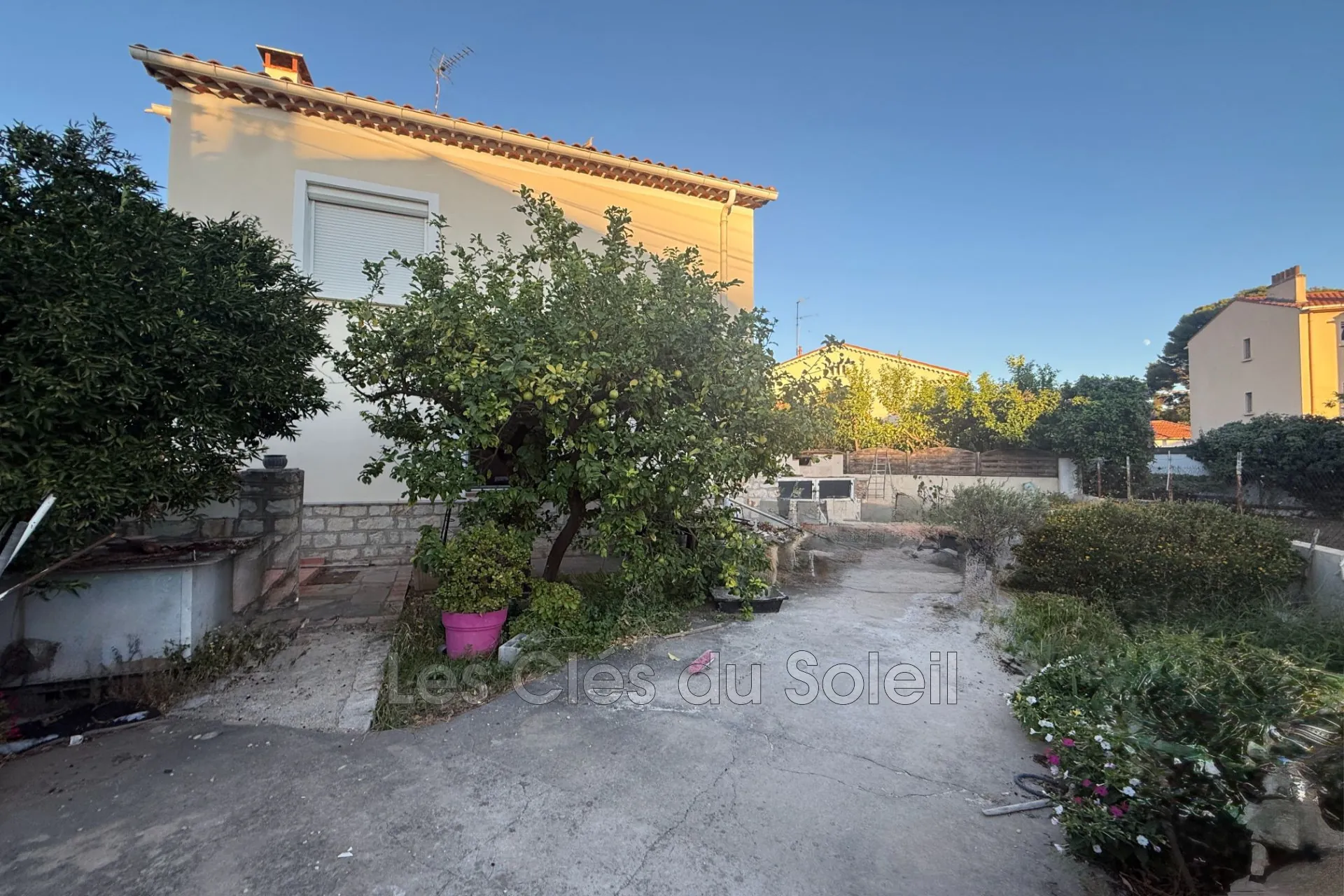 Maison indépendante avec deux appartements à Toulon Ouest, grande terrasse et jardin de 450 m²
