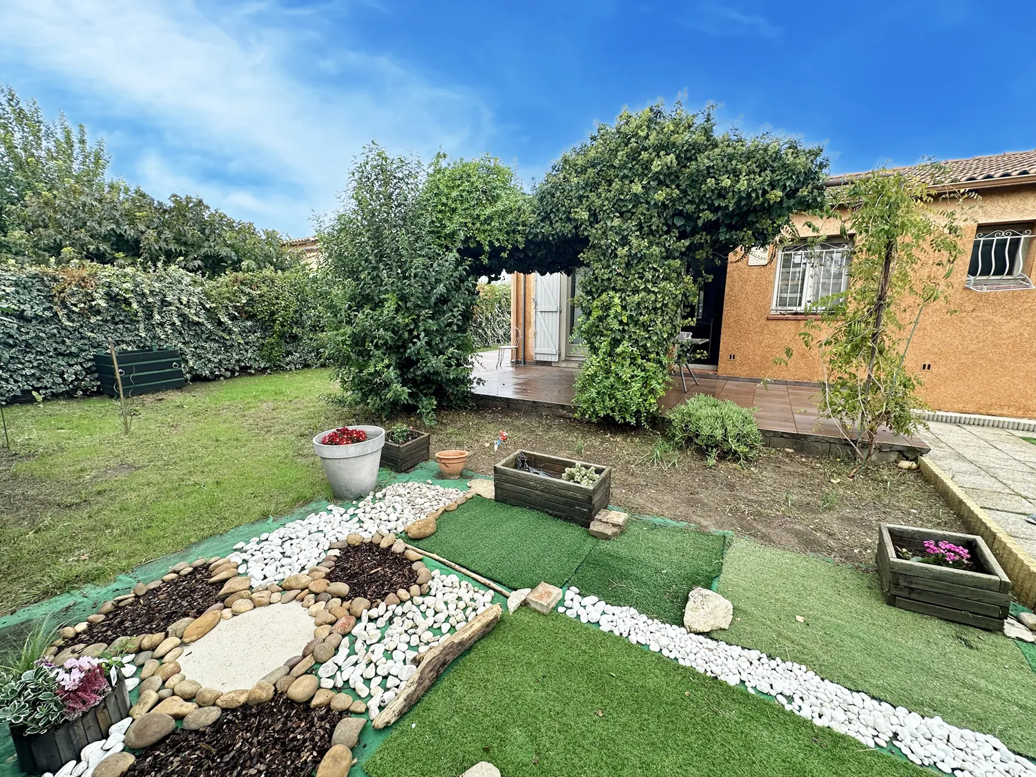 Maison de plain-pied à Marguerittes avec terrasse, garage et jardin piscinable