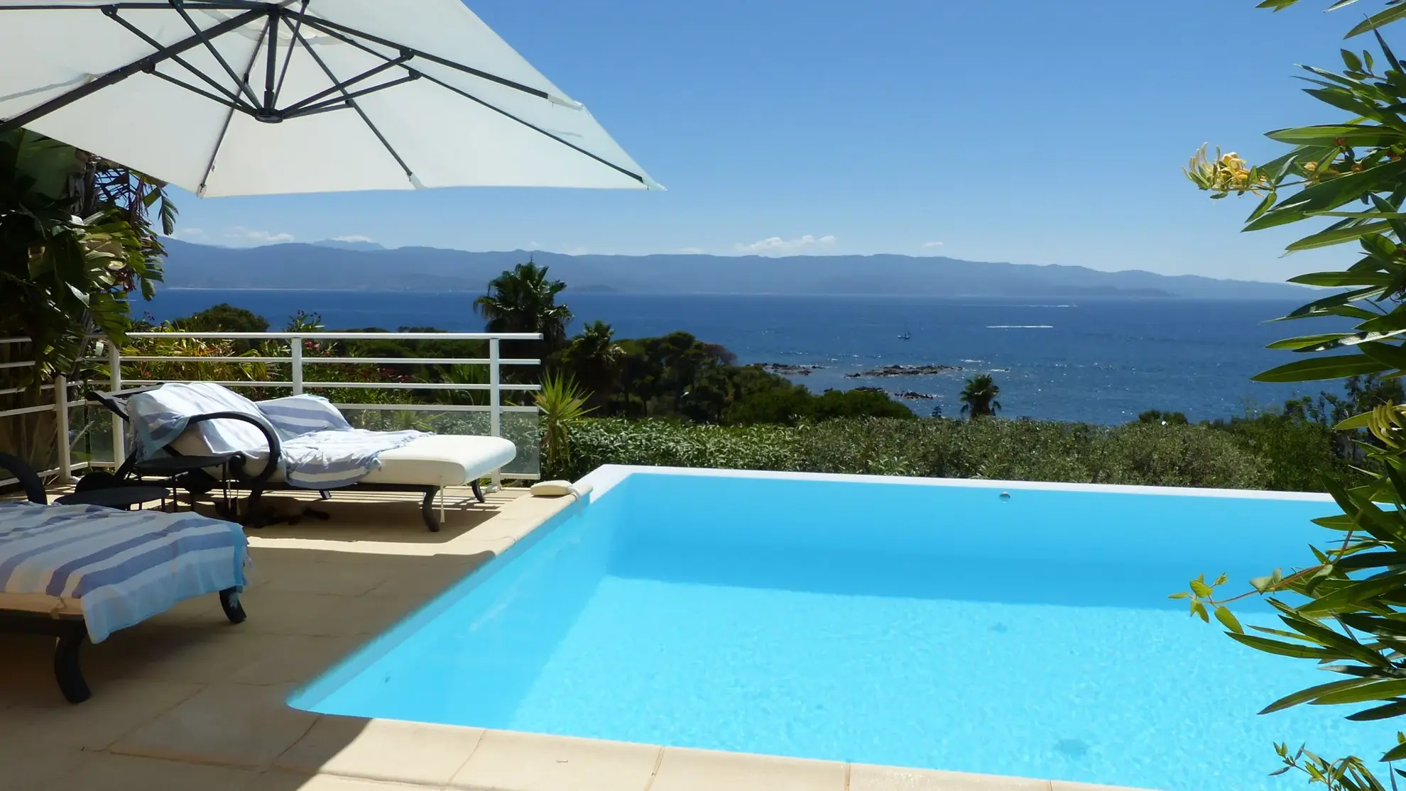 Villa de luxe à Ajaccio avec vue panoramique sur la mer et piscine à débordement